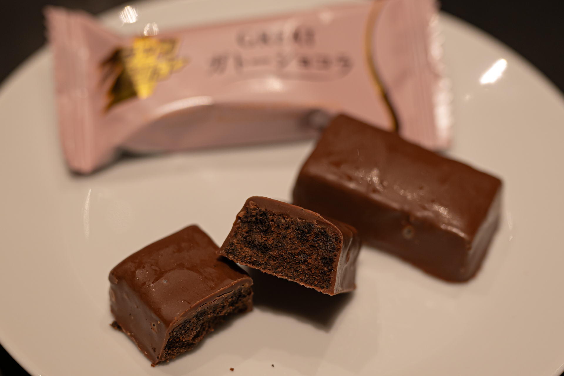 ガトーショコラは、コーティングにベルギー製造のミルクチョコレートを贅沢に使用。中身のベースチョコレートには、北海道生クリームからなるパウダーを練り込んでいる