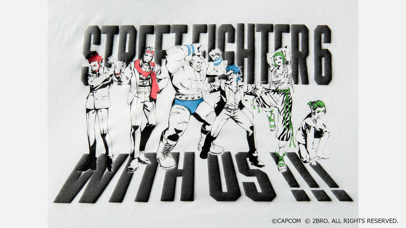 Tシャツの文字部分は発泡プリントで表現することで、立体感のある仕上がりと手触りを楽しめる。左袖には2BRO.のロゴを刺繍