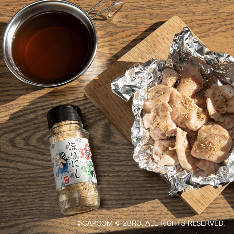 20種類以上のスパイスを、塩・醤油ベースの和風テイストでブレンドし、ガーリックの香りをアクセントに仕上げている。ミルポワパウダーが素材の旨味を引き立て、肉・魚・野菜など幅広い料理に使用できる