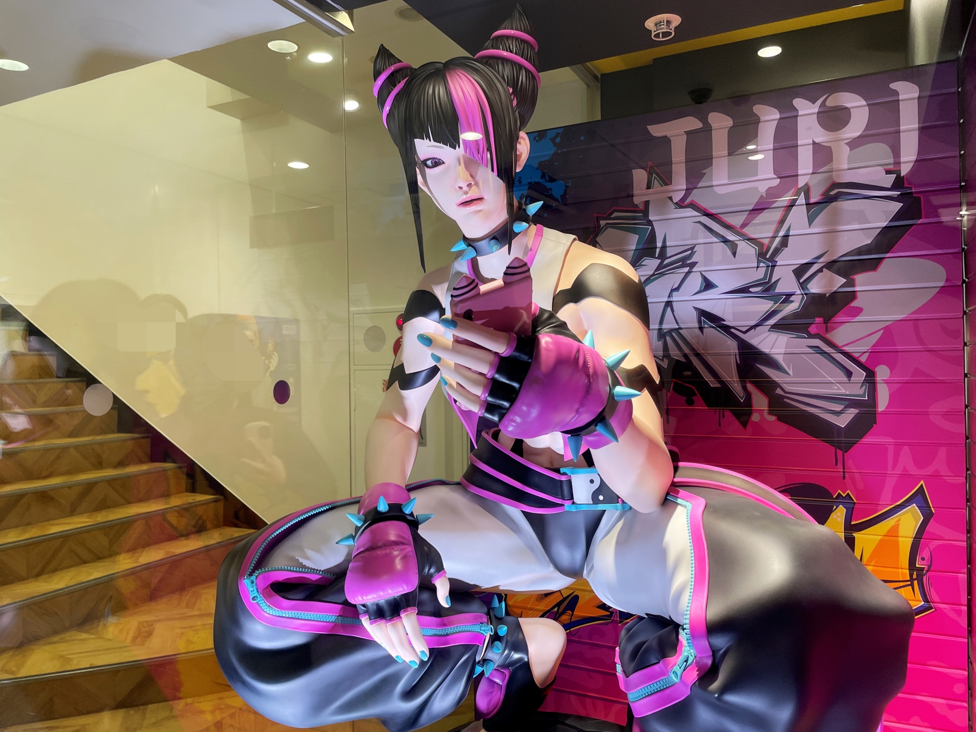 店頭で見ることができるジュリの等身大立像。迫力がある