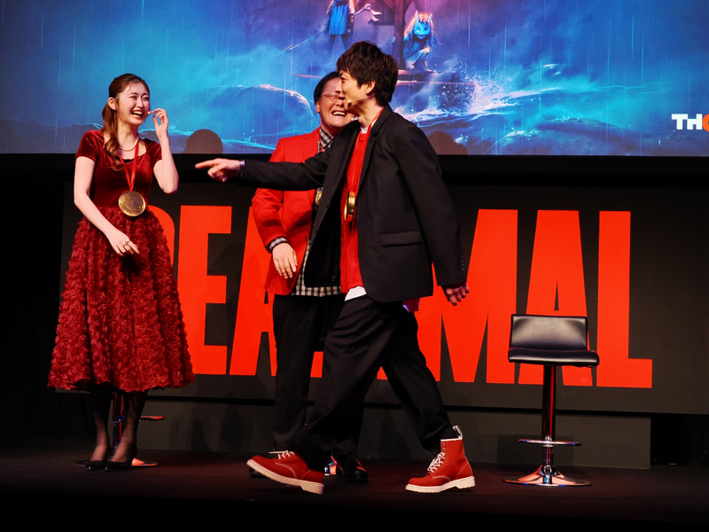 「なんやねん、一番端っこって！」と司会を問い詰める河井さん