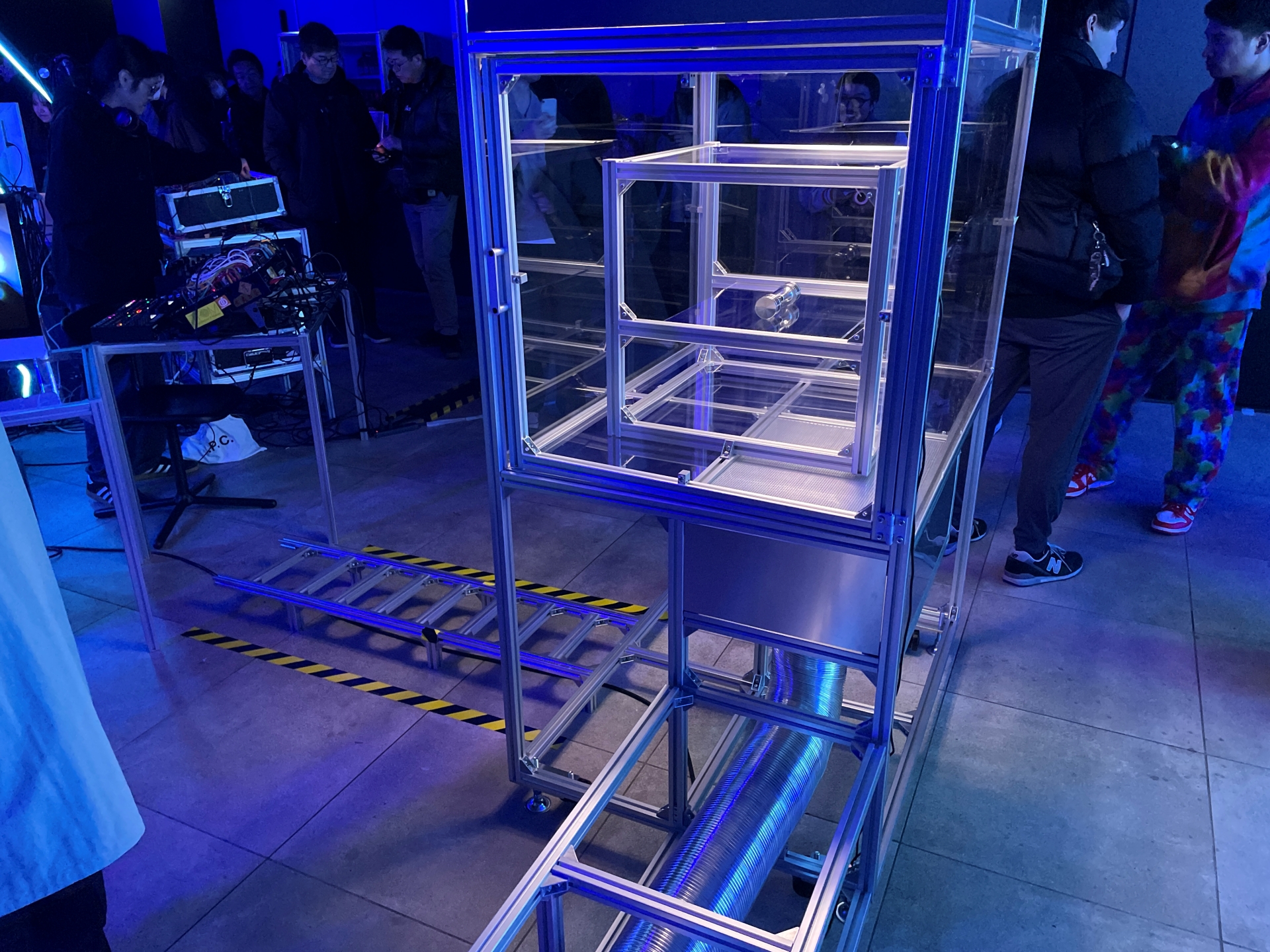 安全キャビネットに入って展示されている