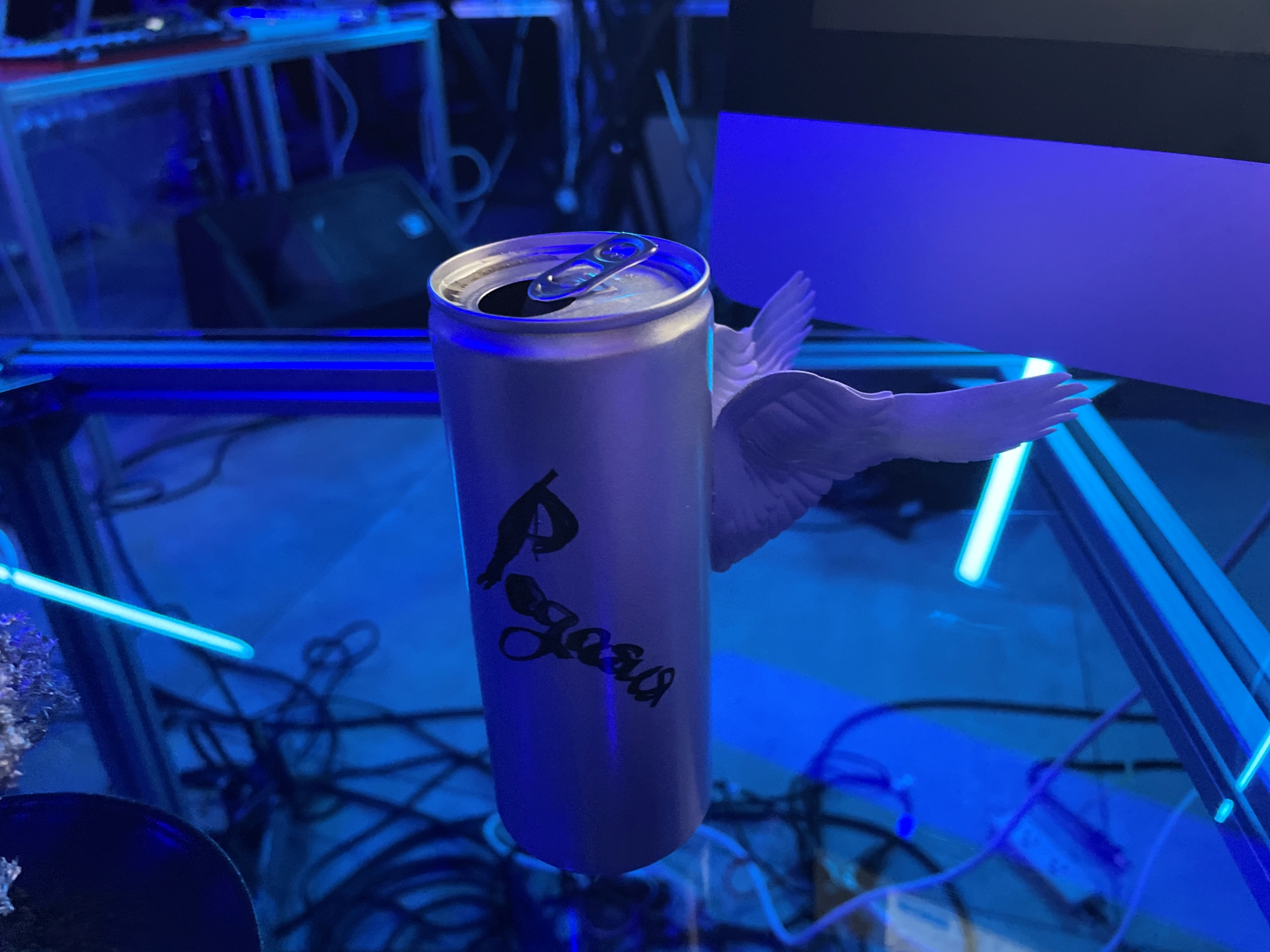 “翼が生える成分”配合のエナジードリンクの展示