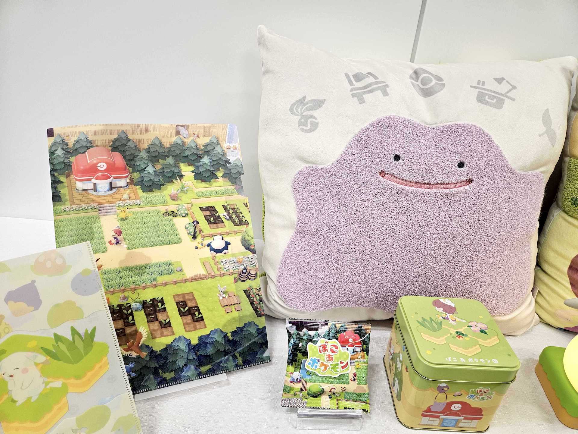 「A4クリアファイル2枚セット ぽこ あ ポケモン」550円（左）、「クッション ぽこ あ ポケモン」4,400円（右）