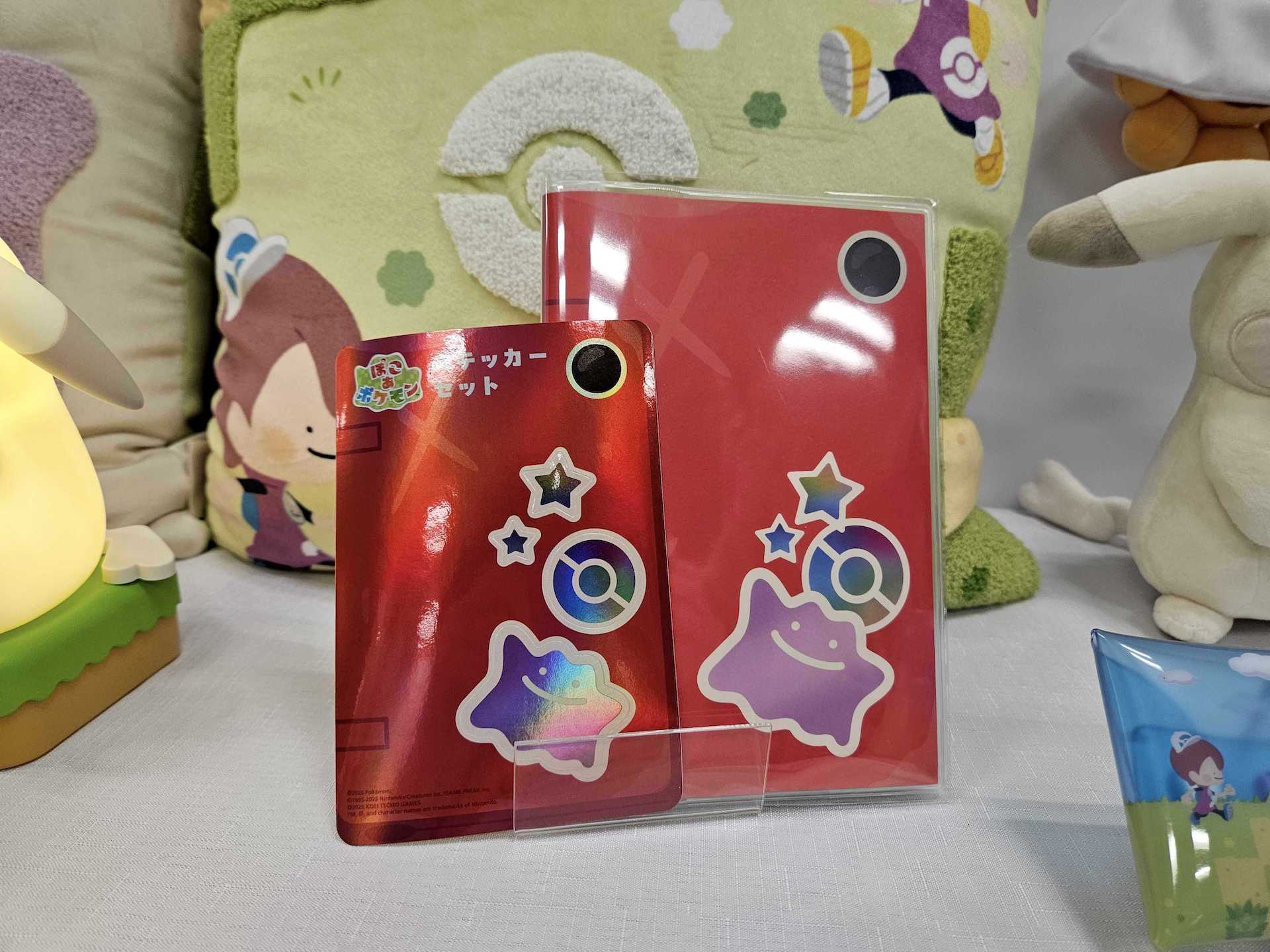 「ステッカーセット ぽこ あ ポケモン メタモン」550円（左）、「B6サイズノート ぽこ あ ポケモン」1,210円（右）