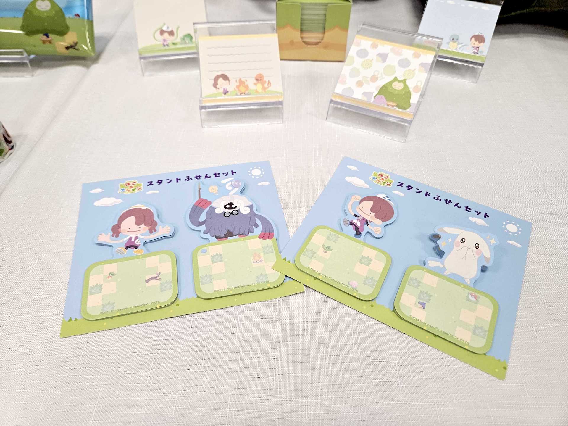 「スタンドふせんセット ぽこ あ ポケモン メタモン&モジャンボ（はかせ）」（左）、「スタンドふせんセット ぽこ あ ポケモン メタモン&ピカチュウ（うすいろ）」（右）各660円