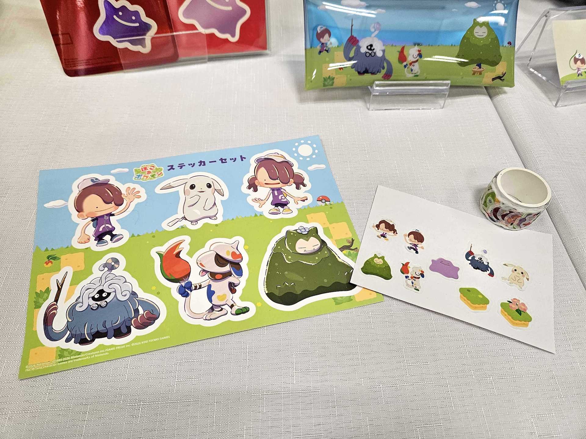 「ステッカー6枚セット ぽこ あ ポケモン」770円（左）、「ダイカットマスキングテープ ぽこ あ ポケモン」880円（右）