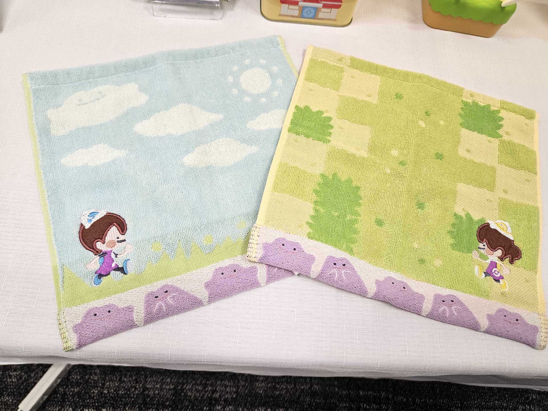「【選べる】ハンドタオル ぽこ あ ポケモン メタモン ブルー」（左）、「【選べる】ハンドタオル ぽこ あ ポケモン メタモン イエロー」（右）各660円