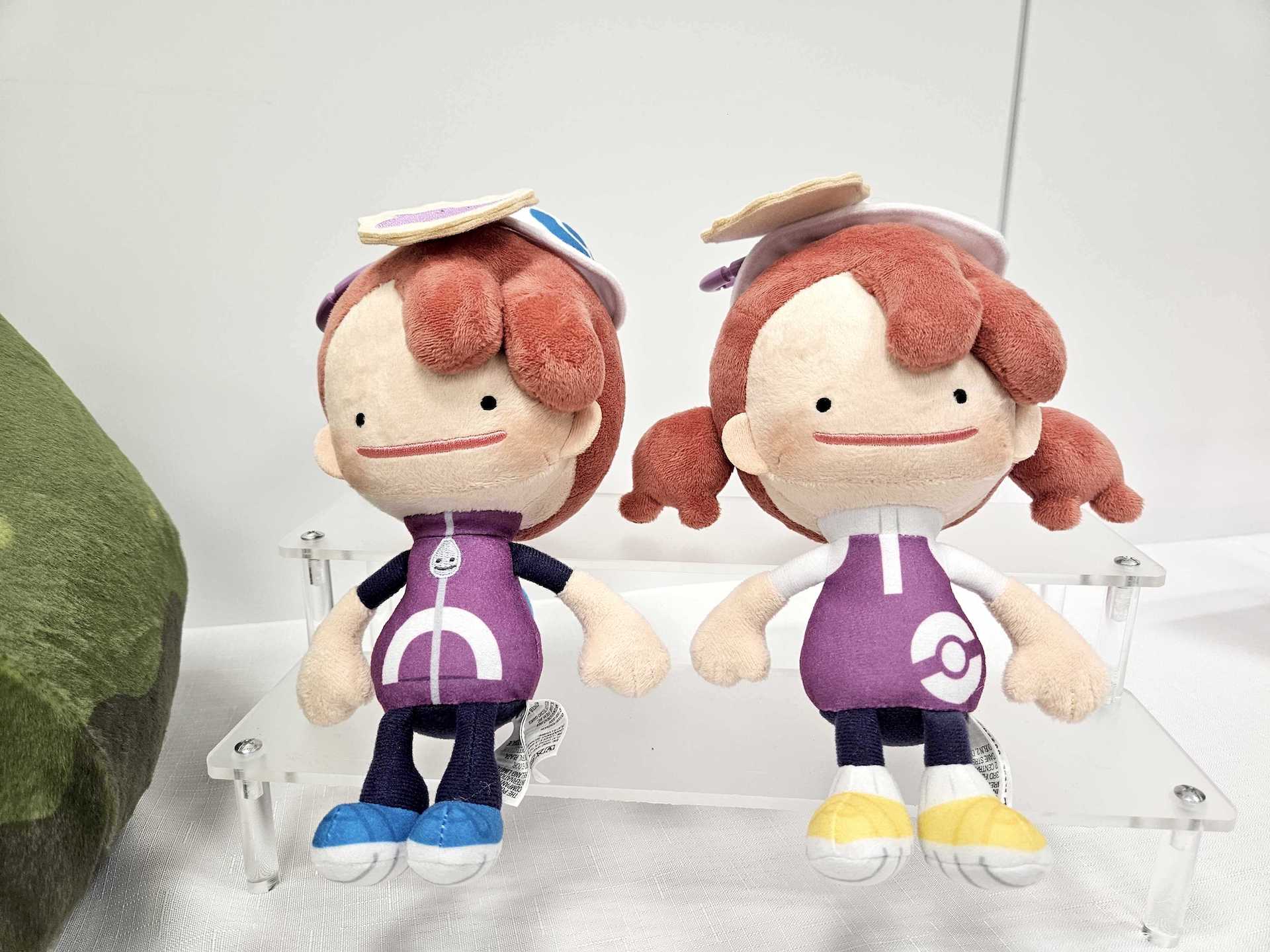 「ぬいぐるみ ぽこ あ ポケモン メタモン ブルー」（左）、「ぬいぐるみ ぽこ あ ポケモン メタモン イエロー」（右）各3,300円