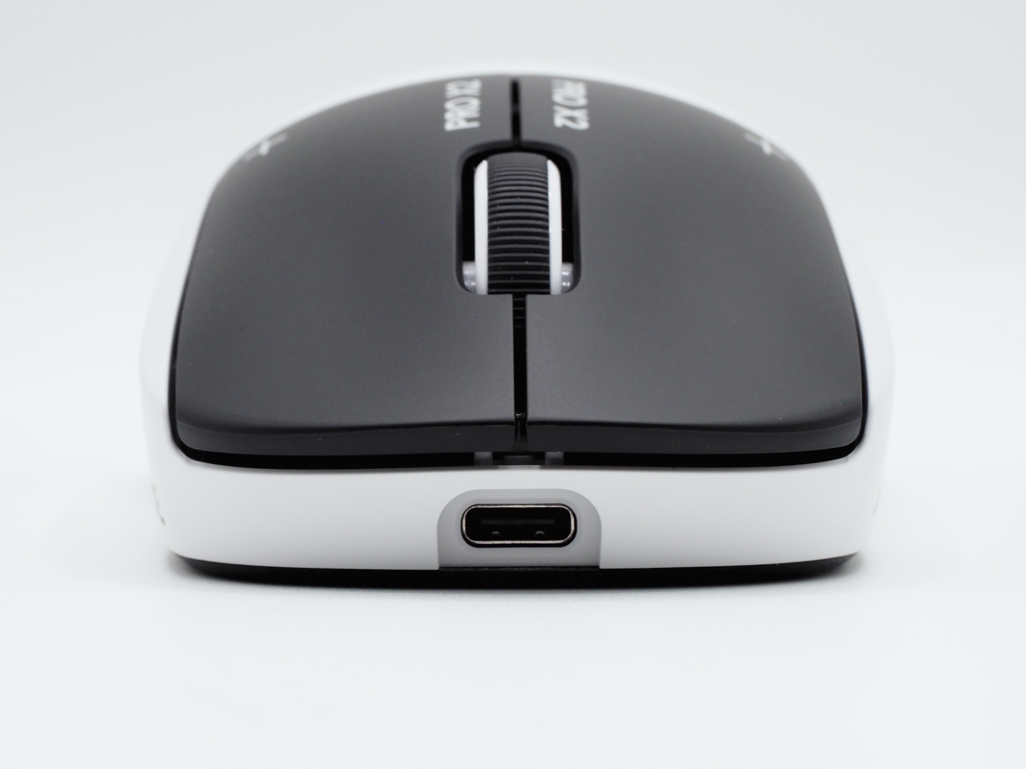 接続端子はUSB Type-C。有線接続時のレポートレートは最大1,000Hzとなっている