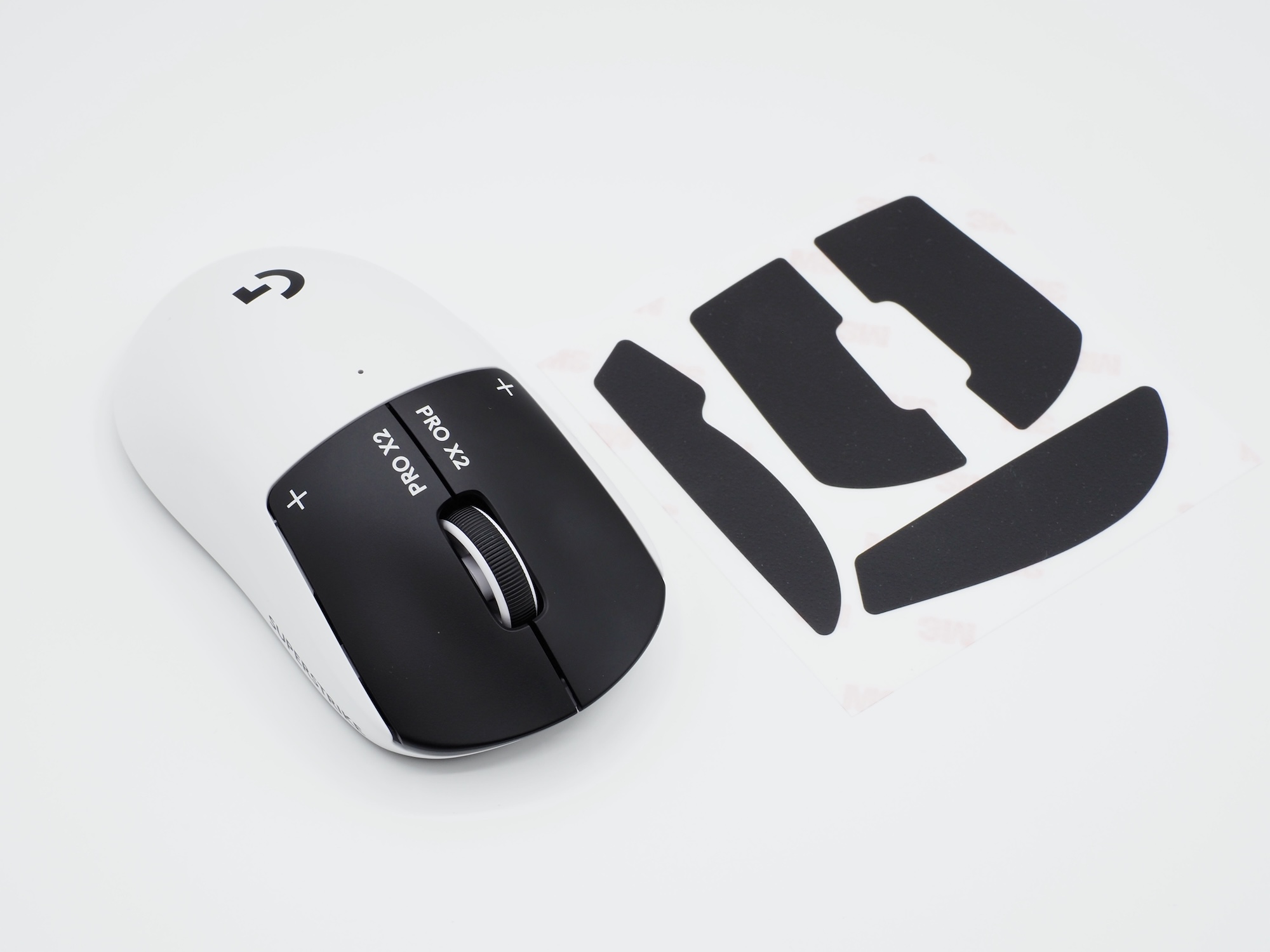 「PRO」シリーズのマウスは表面がサラサラとしているため、グリップテープがあるのはありがたい