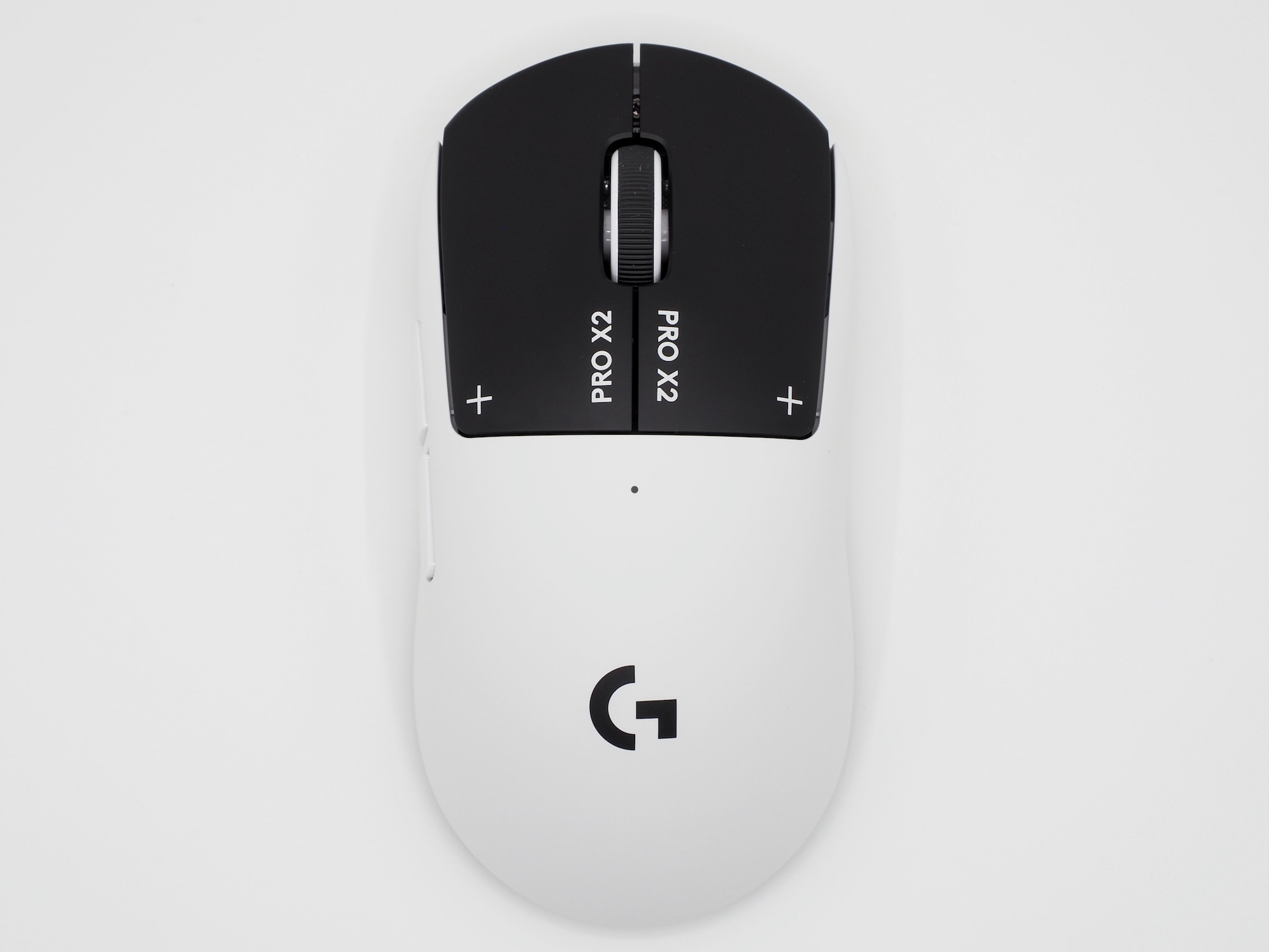 ホワイトとブラックのツートンカラーが印象的な外観