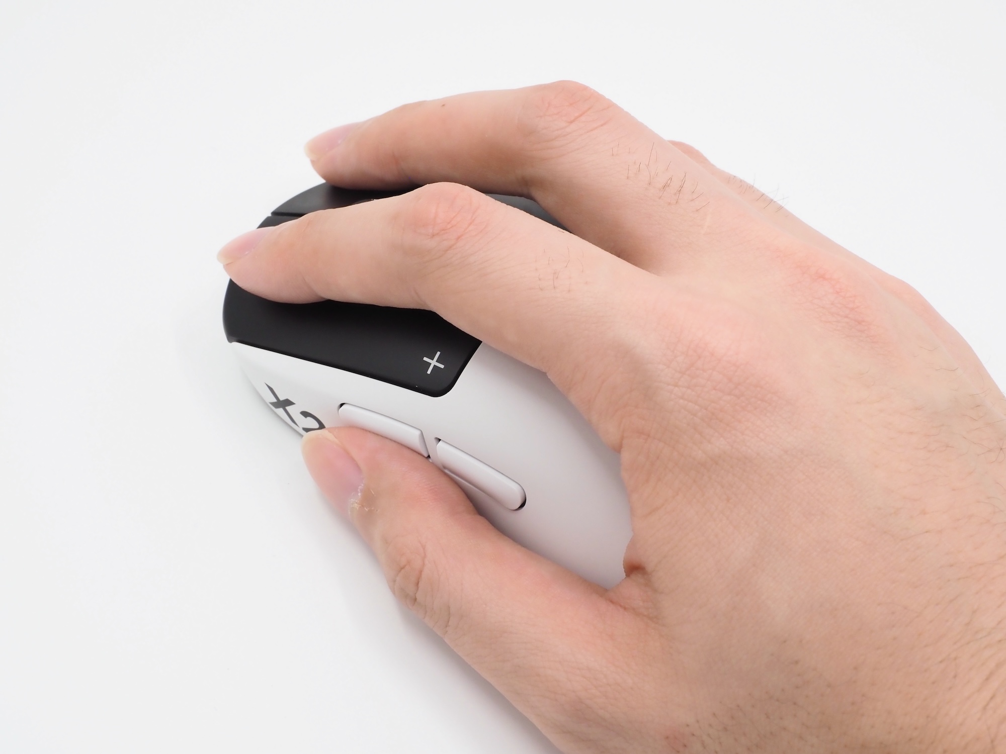 比較的手の大きい筆者でもしっかりと握ることができる。一方で重量バランスが少しフロントヘビーなのが少し気になった