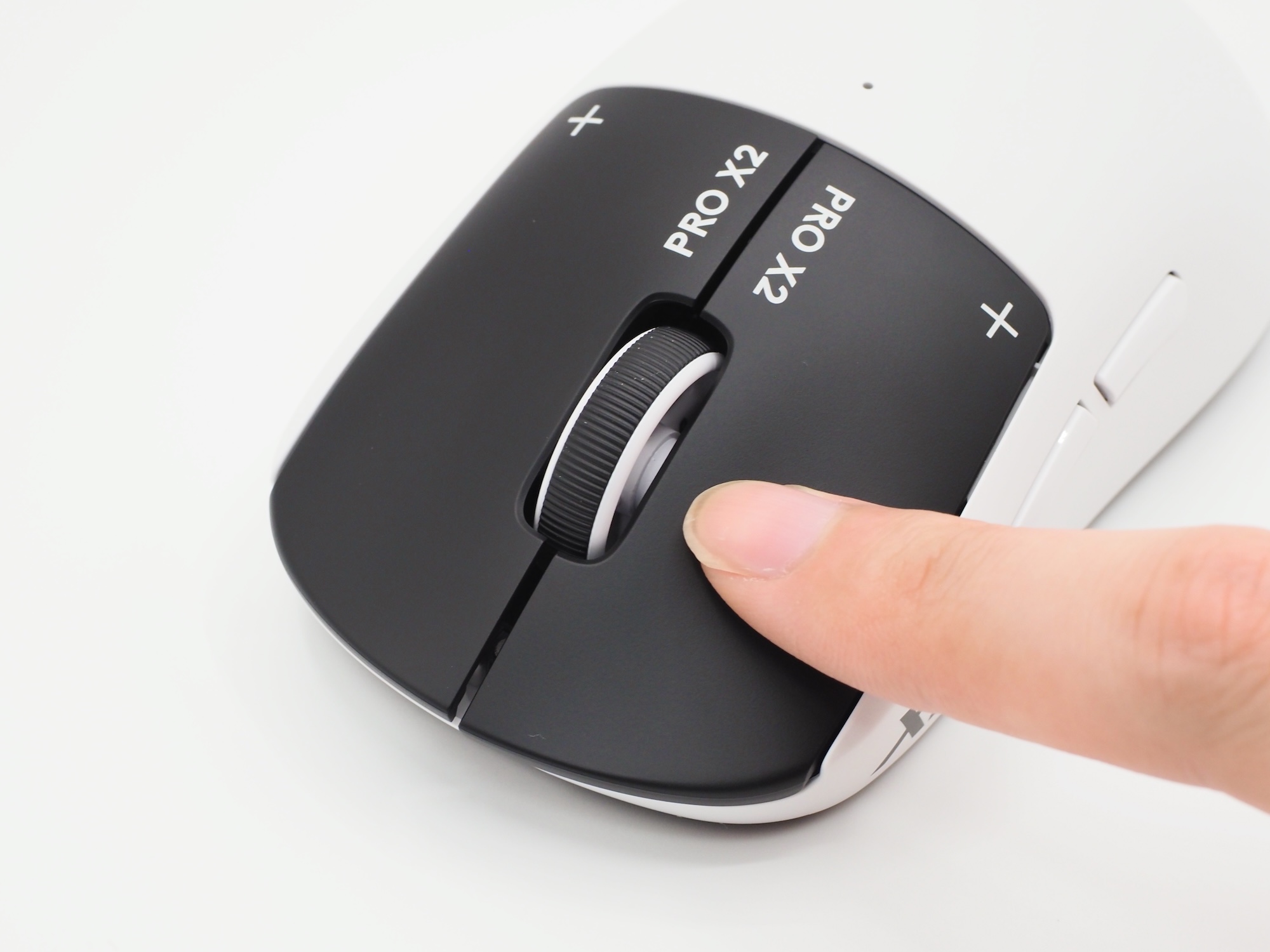 触覚フィードバックによるクリック感は一般的なゲーミングマウスよりも静かで、作業により集中することができた