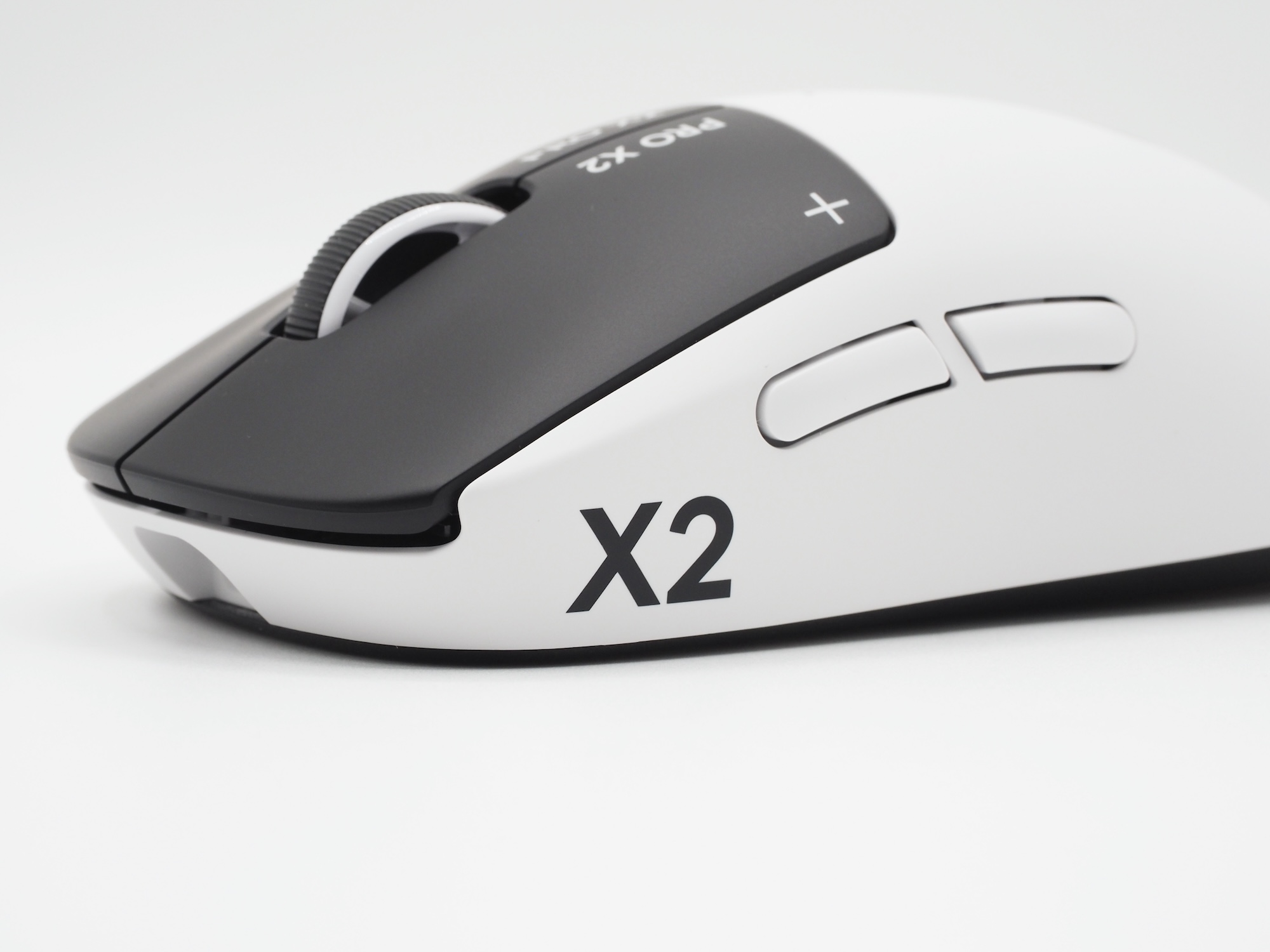 親指側には「X2」と大きくプリントされ、世代交代を印象付けるデザインだ