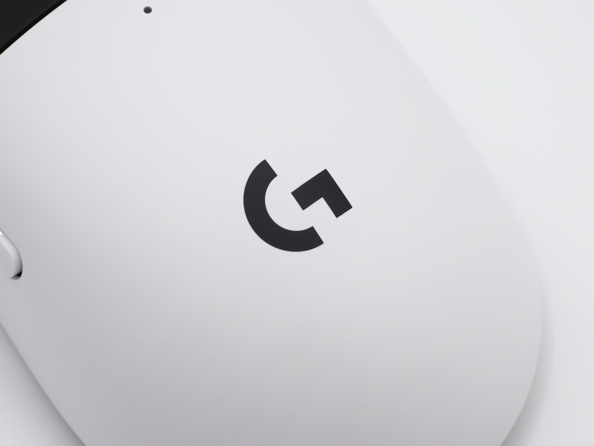 重量削減のため、ロゴのライティング機能はない