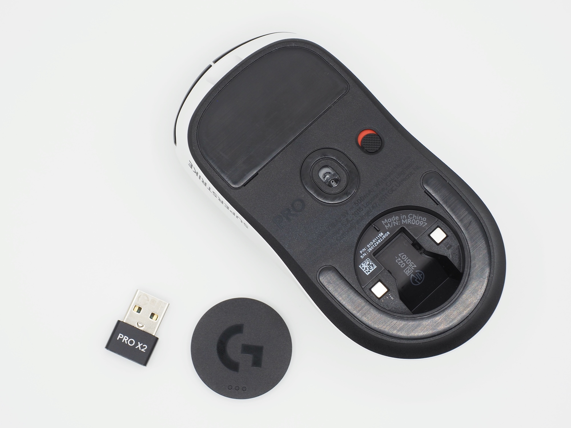 裏蓋を外すとレシーバーが出現。ワイヤレス充電マウスパッド「POWERPLAY 2」にも対応している