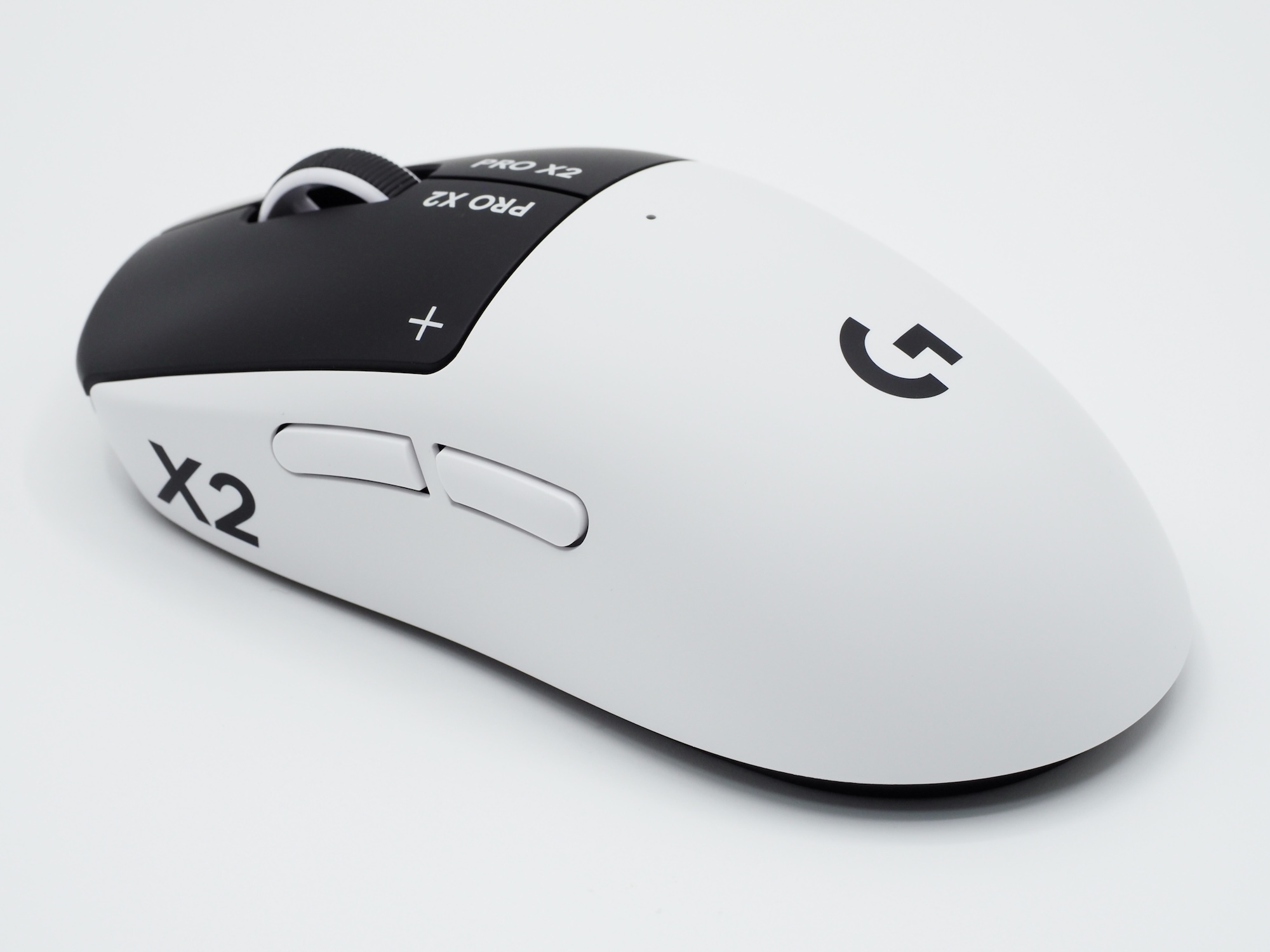 初代「PRO X SUPERLIGHT」から続く伝統の左右対称デザイン。右手親指側に2つのプログラマブルボタンを搭載している