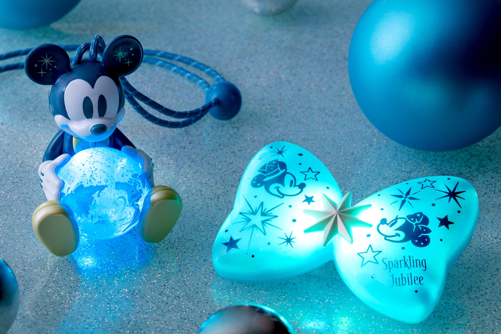 左：光るおもちゃ（ペンダント型） 2,500円、右：光るおもちゃ（リボンクリップ型） 2,000円