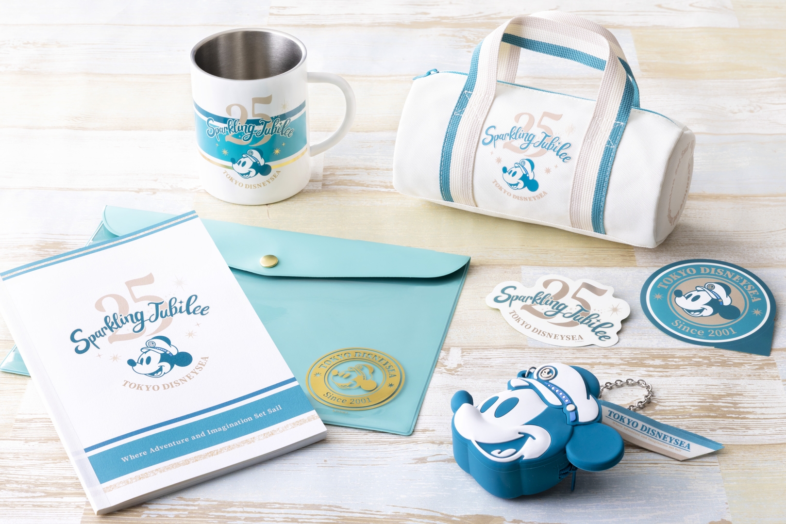 ノート＆フラップケース 1,900円、ステンレスマグカップ 2,800円、ペンケース 2,500円、ステッカーセット 800円、バッグチャームケース付 1,600円