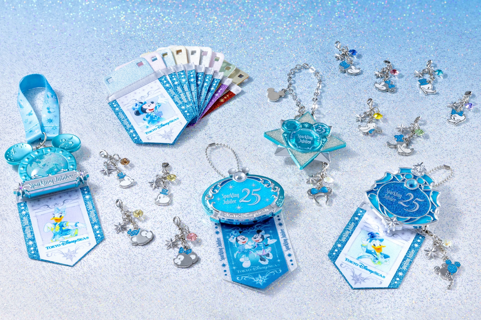 ジュビリーバッジ＆リボン 1,600円、バッジ 各1,000円、リボン 各800円、チャーム 各700円、ストラップ 各600円