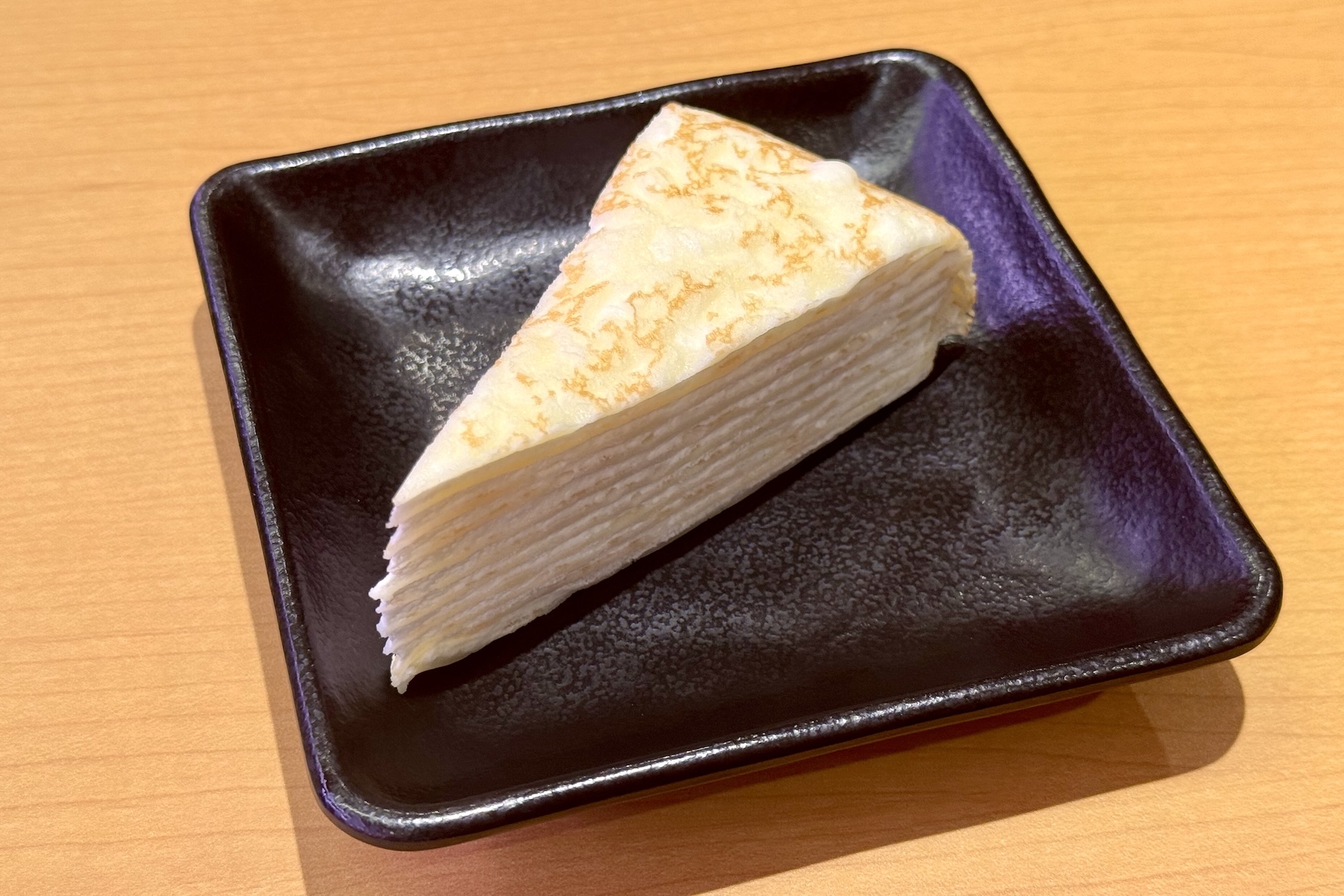 「白いミルクレープ」 価格：230円〜 販売期間：2月18日〜3月1日 ※販売予定総数12万食が完売次第終了