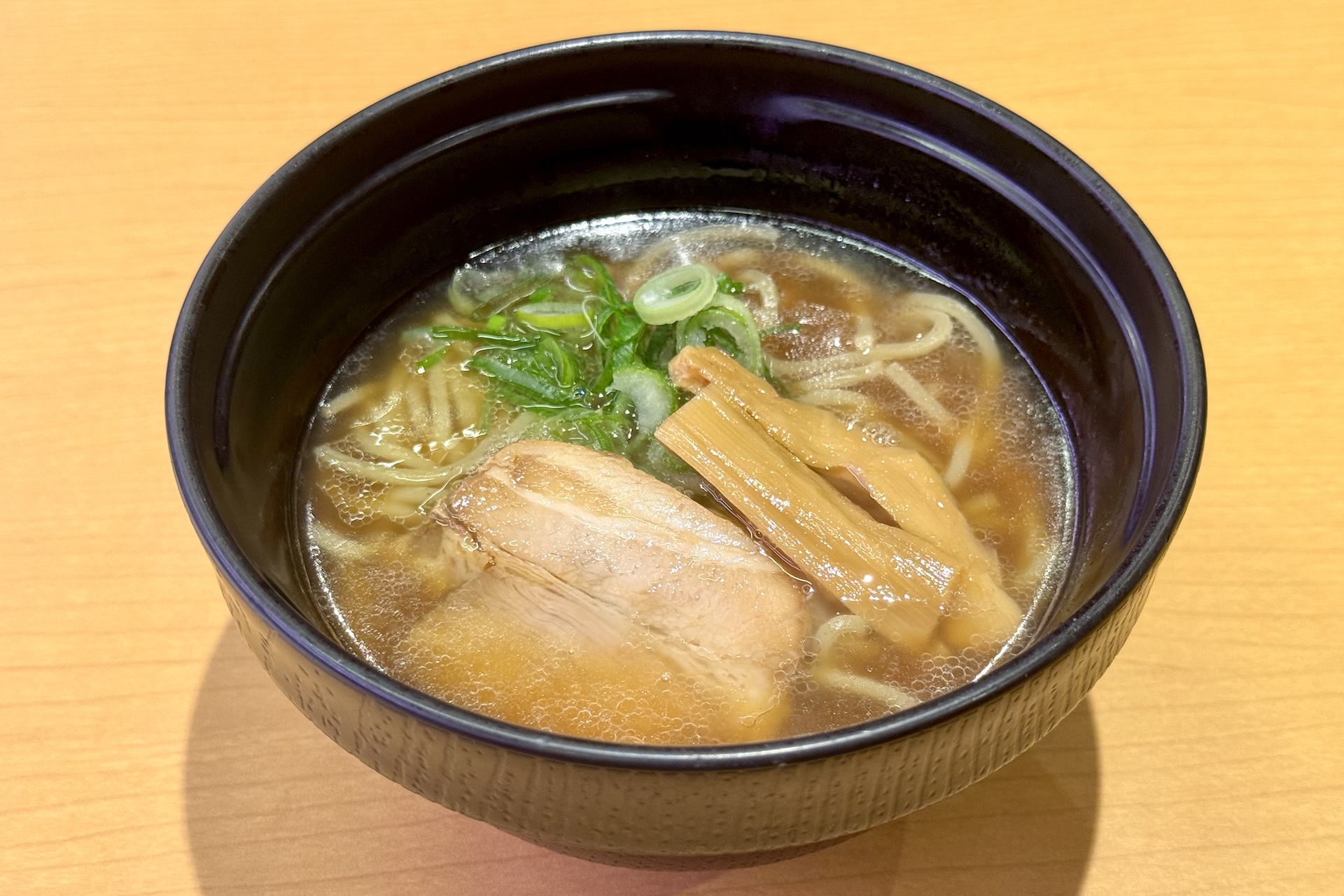 【らーめんや天金】監修 「旭川 醤油らーめん」 価格：480円〜 販売期間：2月18日〜3月8日 ※販売予定総数42万食が完売次第終了