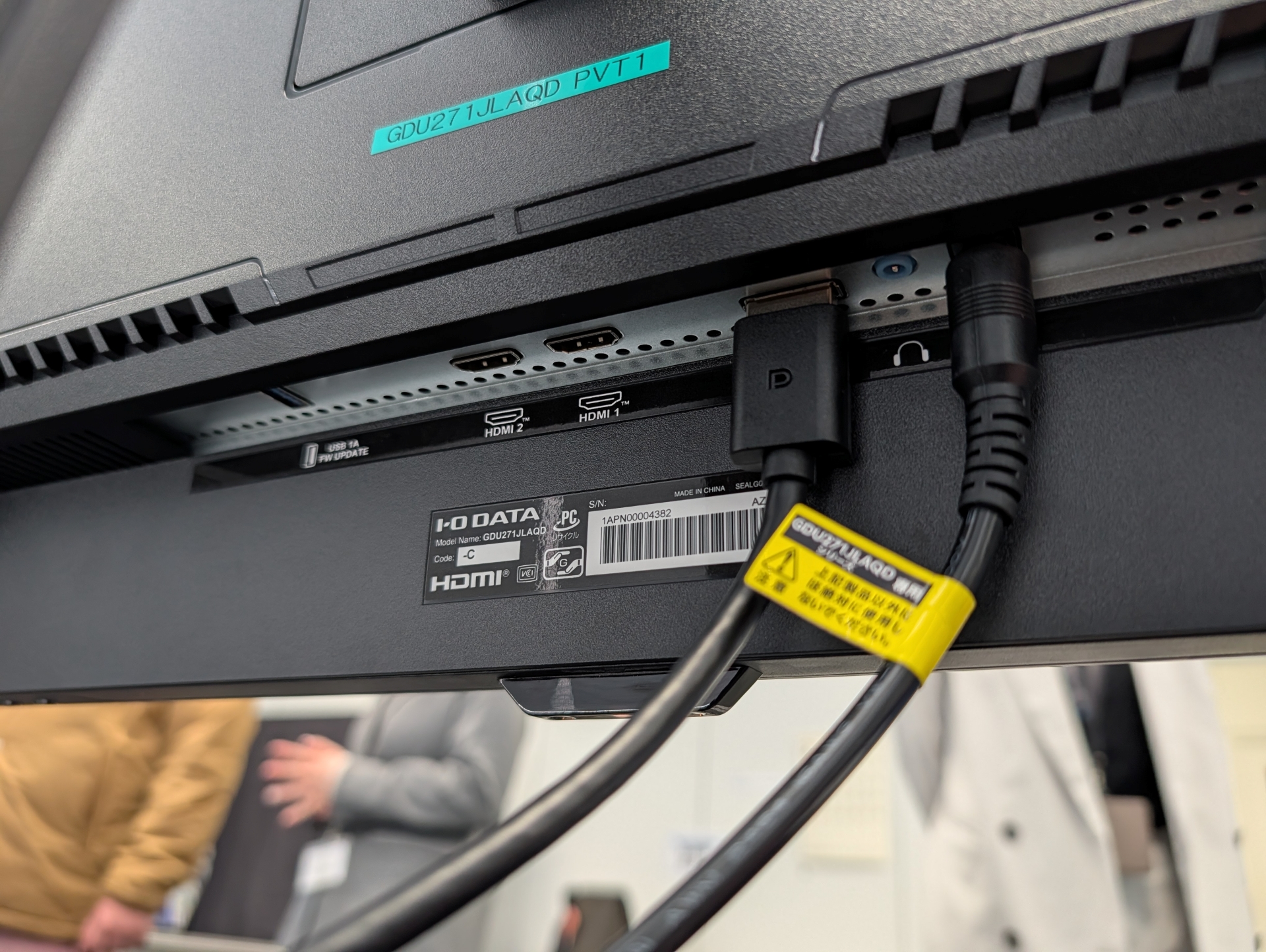 映像入力端子はHDMI 2基、DisplayPort 1基となる