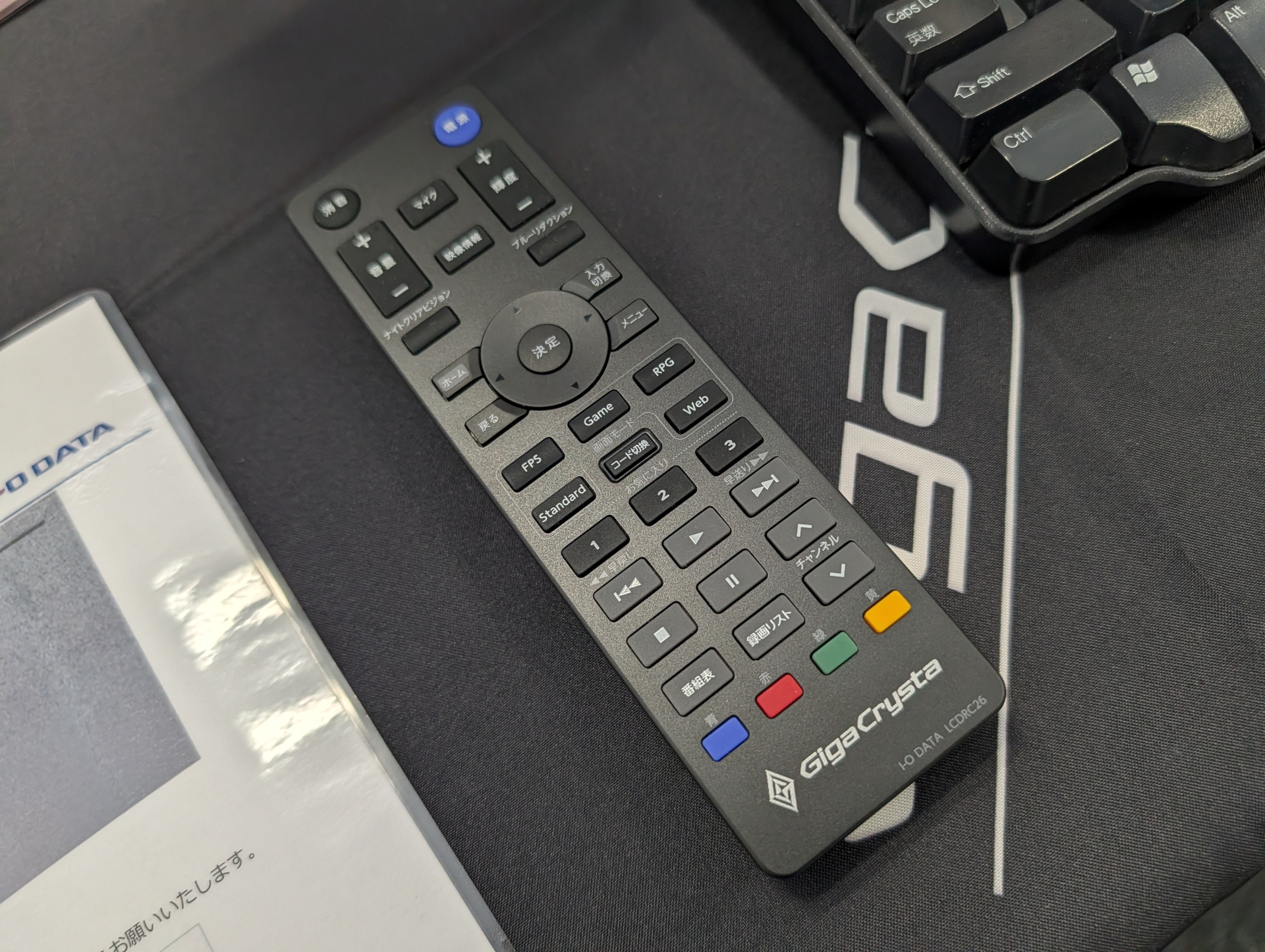 リモコンが付属し、DFRモードの切り替えがワンタッチで行なえるなど、メニューの操作がリモコン側で行なえるほか、本体スピーカーのオーディオモードも下部のカラーボタンで簡単に切り替えできる