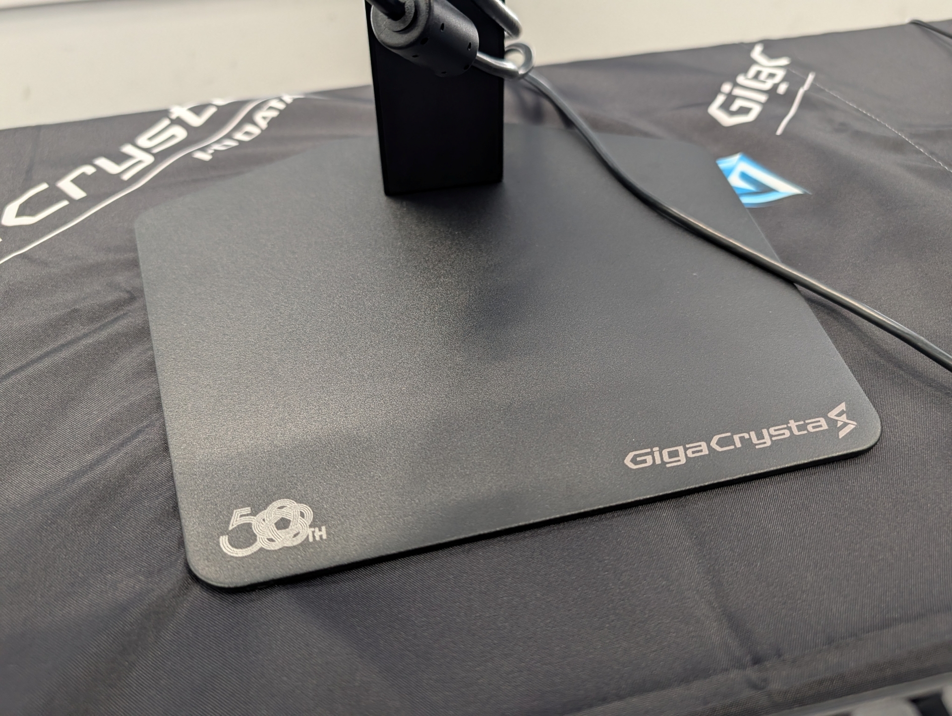 スタンドは金属製で、薄型ながらしっかりとディスプレイ本体を安定して支えられる作り