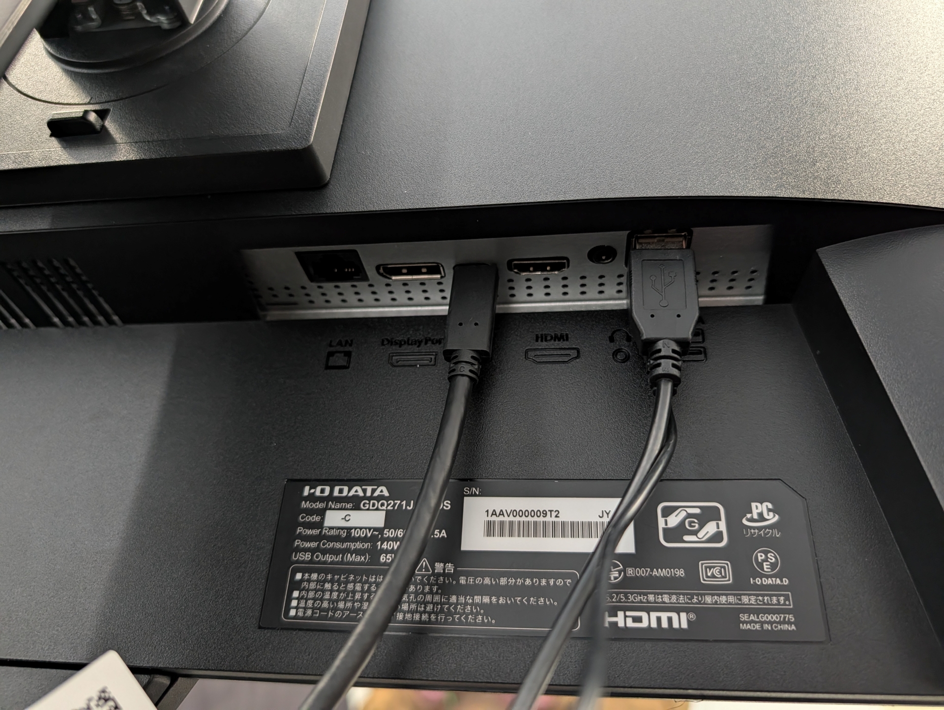 背面端子は映像入力にHDMIとDisplayPortのほか、PC接続用のUSB Type-Cやデバイス接続用のUSB Type-A、USBハブとして使用するUSB Type-B端子も搭載する