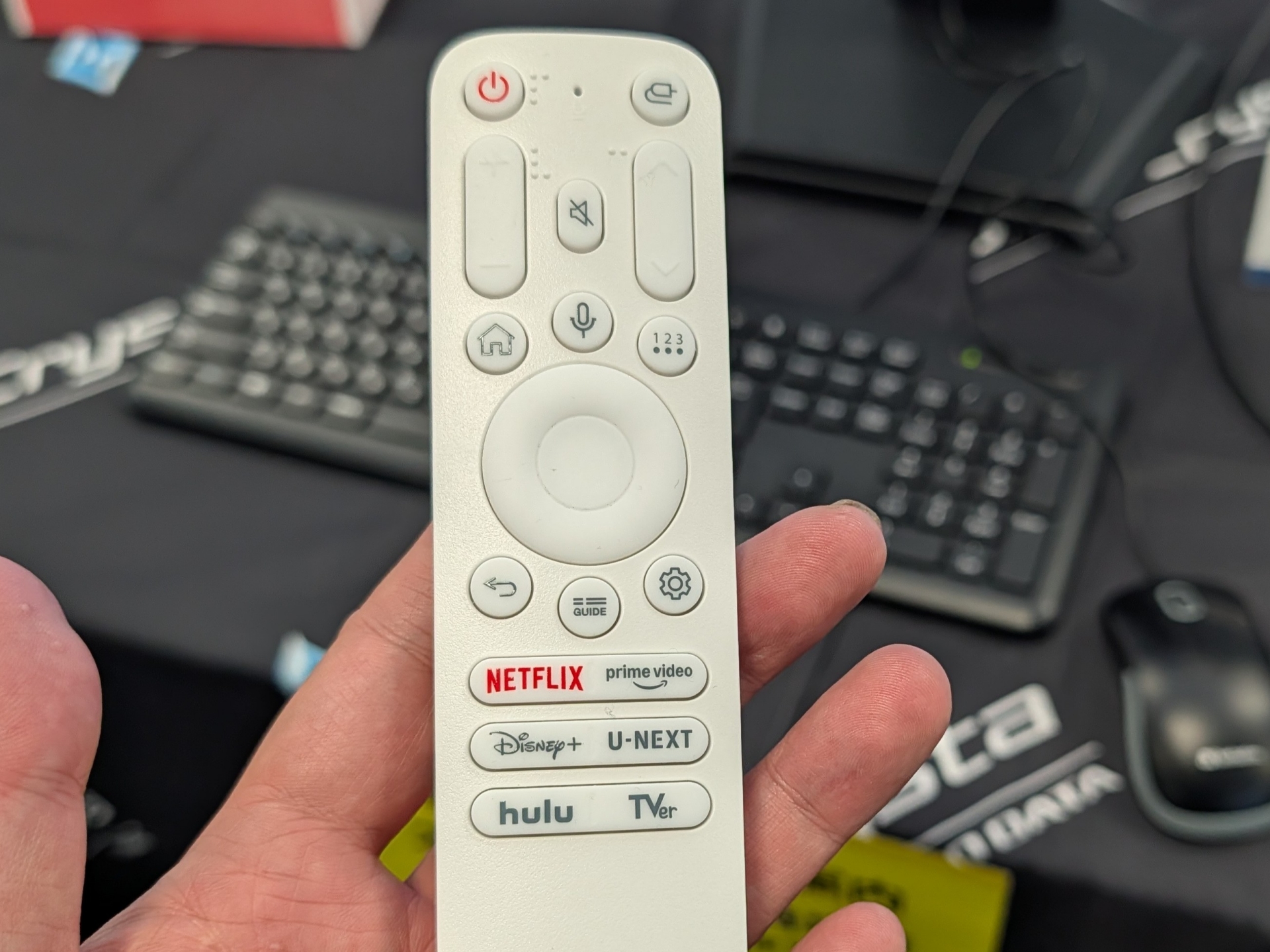 ホワイトカラーのリモコンが付属し、リモコンだけでもwebOSの操作などが行なえる