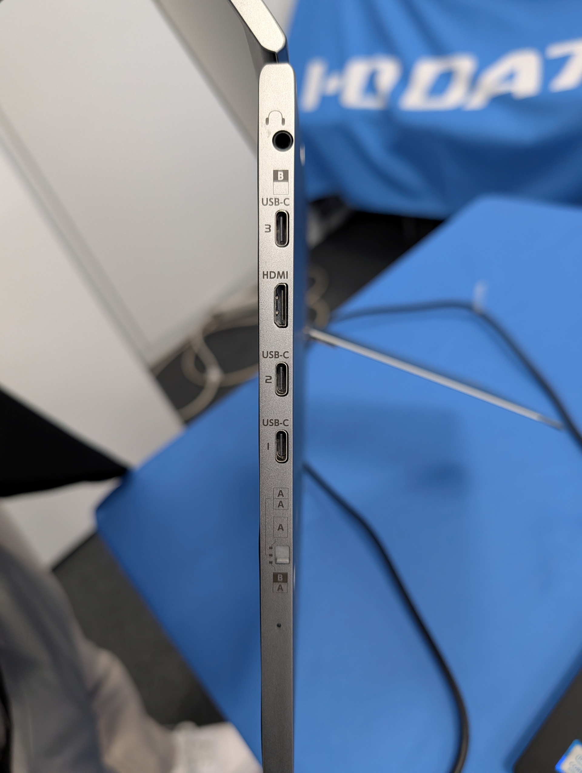 側面に端子類やスイッチが集中。映像入力はHDMIとUSB Type-Cが3系統。特徴的なスライド式のスイッチも備える。3.5mmステレオミニ音声出力も確認できた