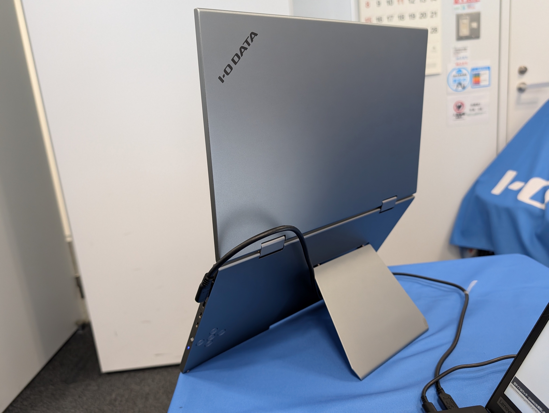 背面のスタンドは無段階調節が可能なので、環境に応じて微調整ができる