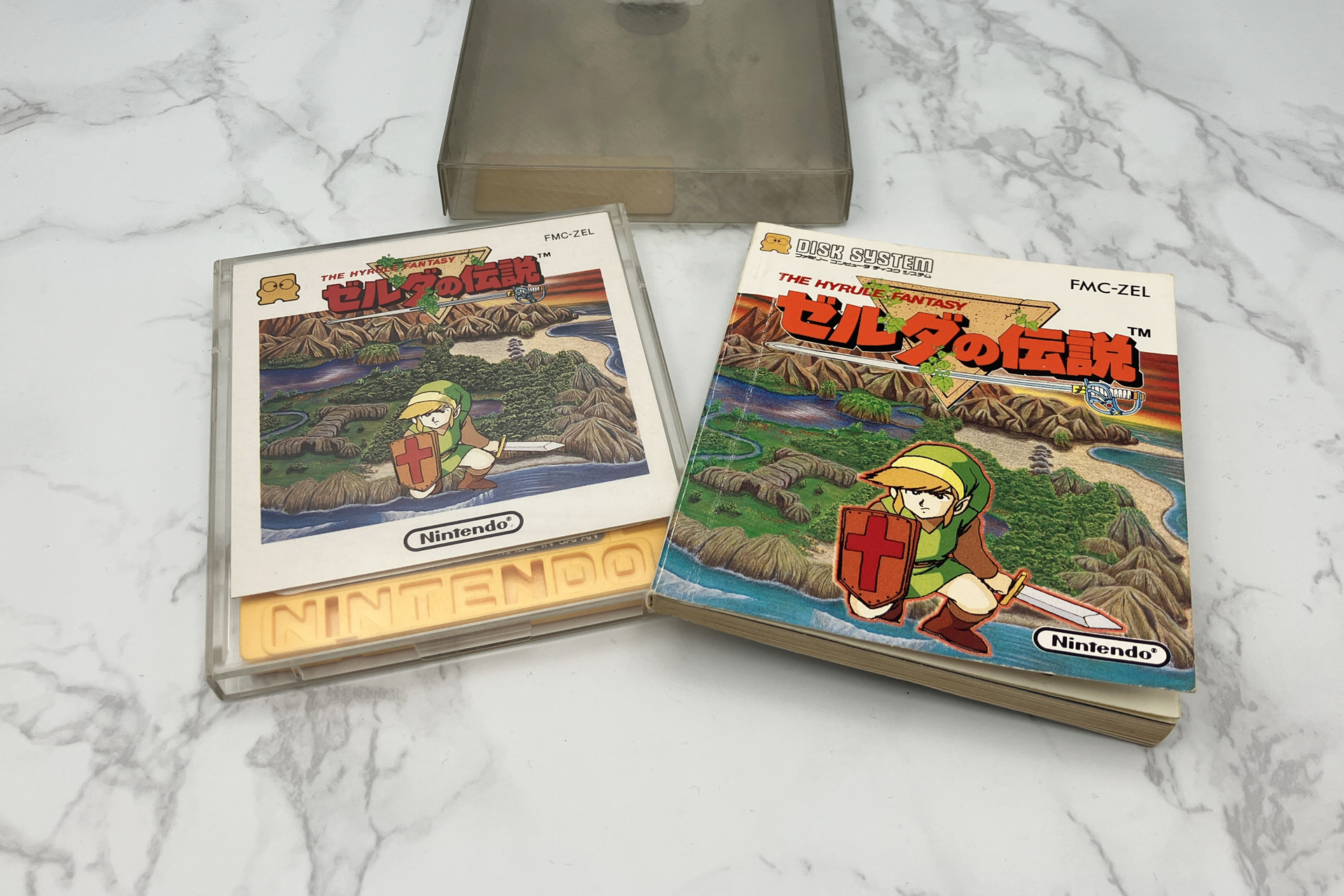 「ゼルダの伝説」のソフトには書籍のような説明書（右）が同梱された。ソフト自体も安く、カートリッジソフトが5,000円前後だったのに対し、本作は2,600円だった