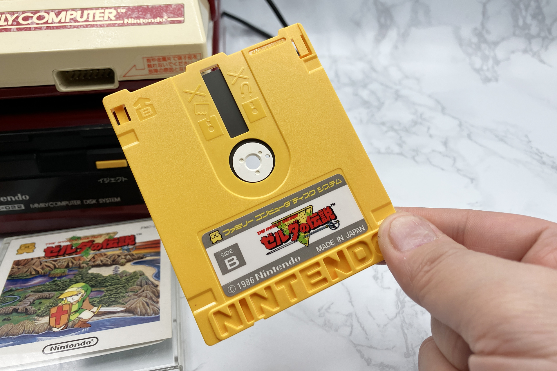 この黄色い「ディスクカード」をモチーフとしたシンボルキャラクターも登場し、人気を博していた。表と裏に書き込み領域があり、容量が大きなものは両面を使用する