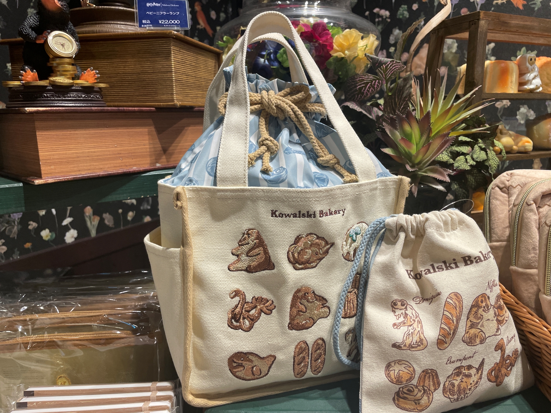 ファンタスティック・ビースト コワルスキーベーカリー 巾着スクエアトートバッグ 3,960円