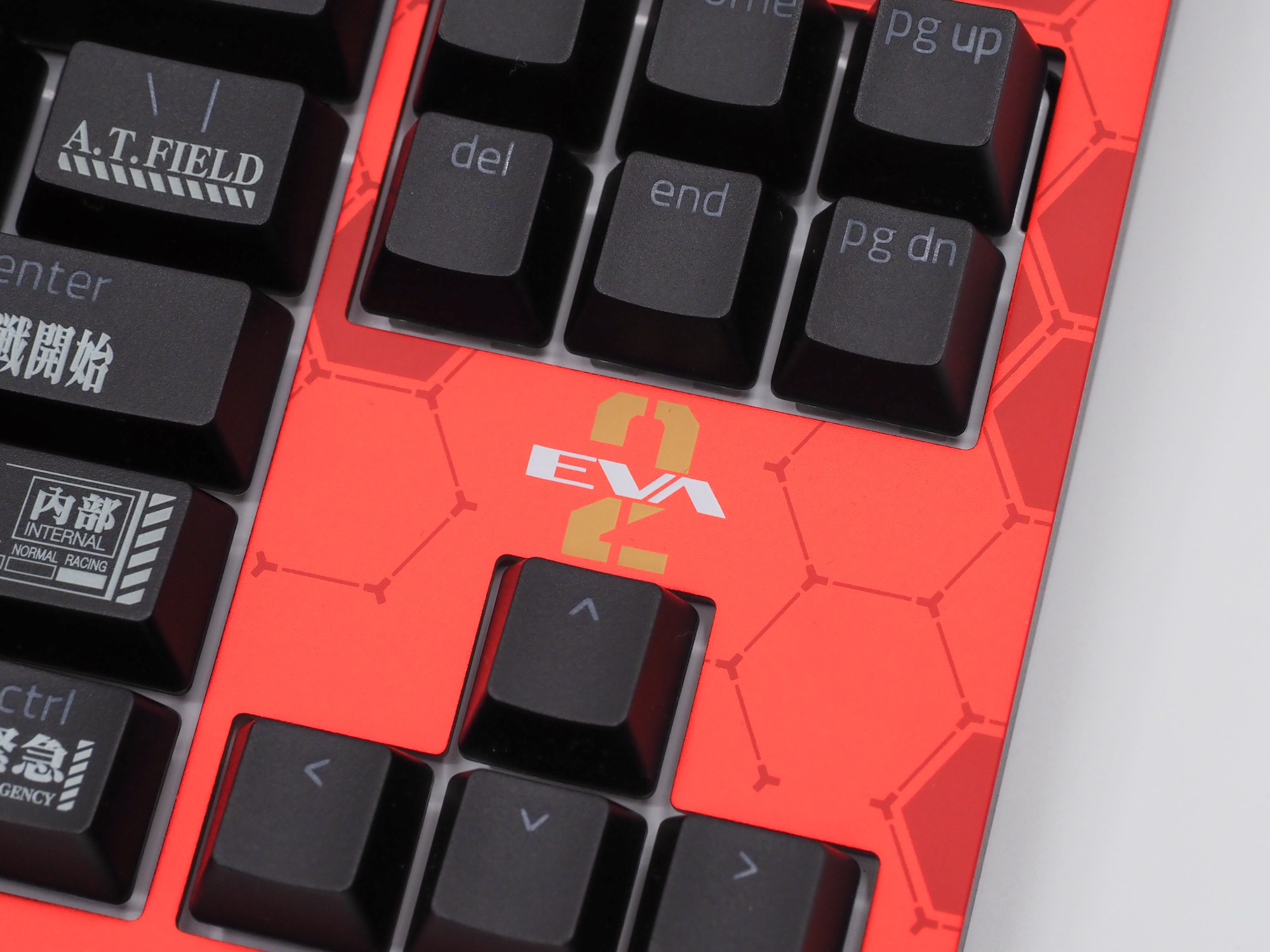 アルミ製トッププレートには警告画面を彷彿とさせる六角形の模様、エヴァ2号機のロゴがプリントされている