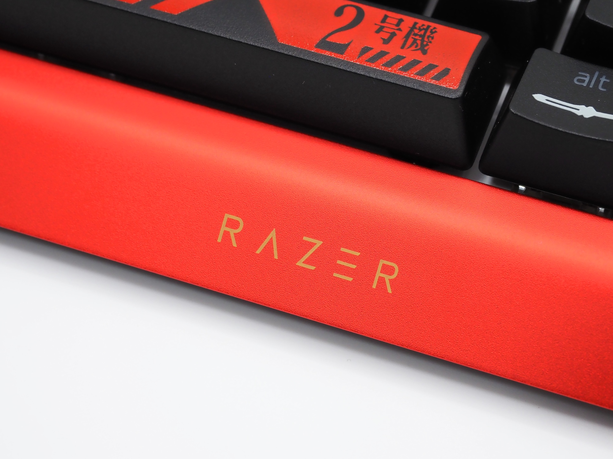 中央のRAZERロゴは、2号機の差し色にも使われているオレンジ色に