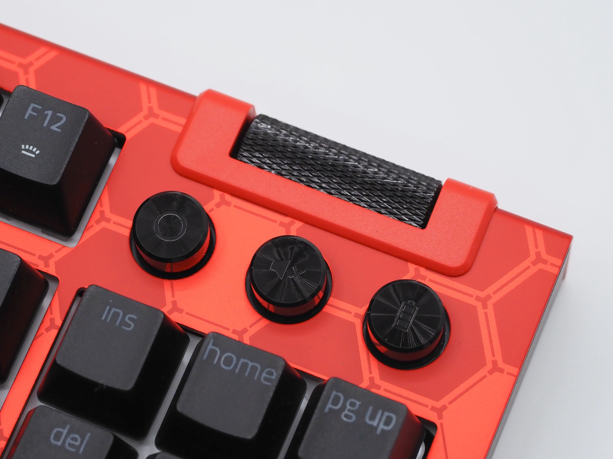 本体右上には3つのコントロールボタンとマルチファンクションローラーを搭載