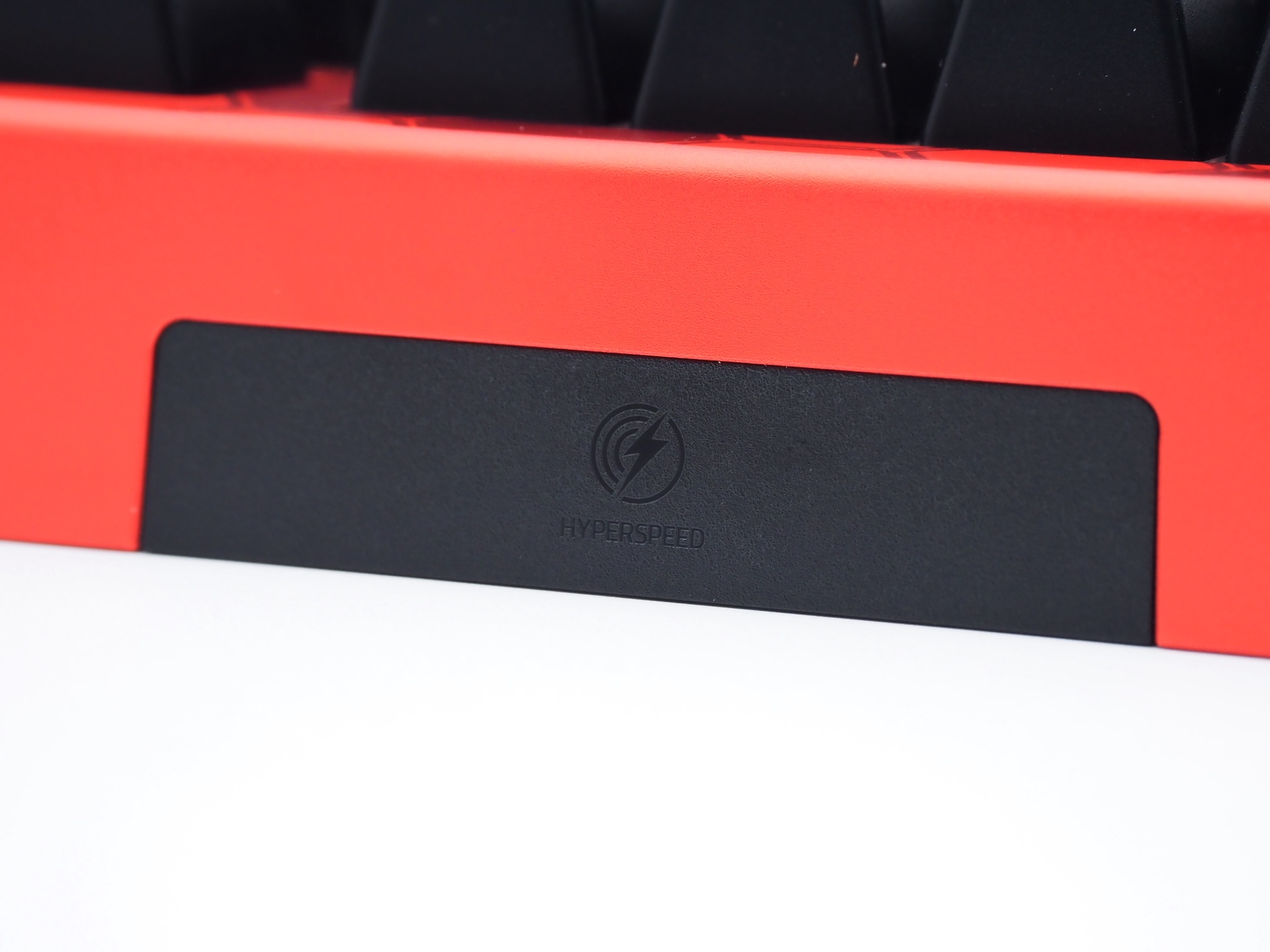 上側面にはRazer独自のワイヤレス技術「HyperSpeed」のアンテナ部分がある