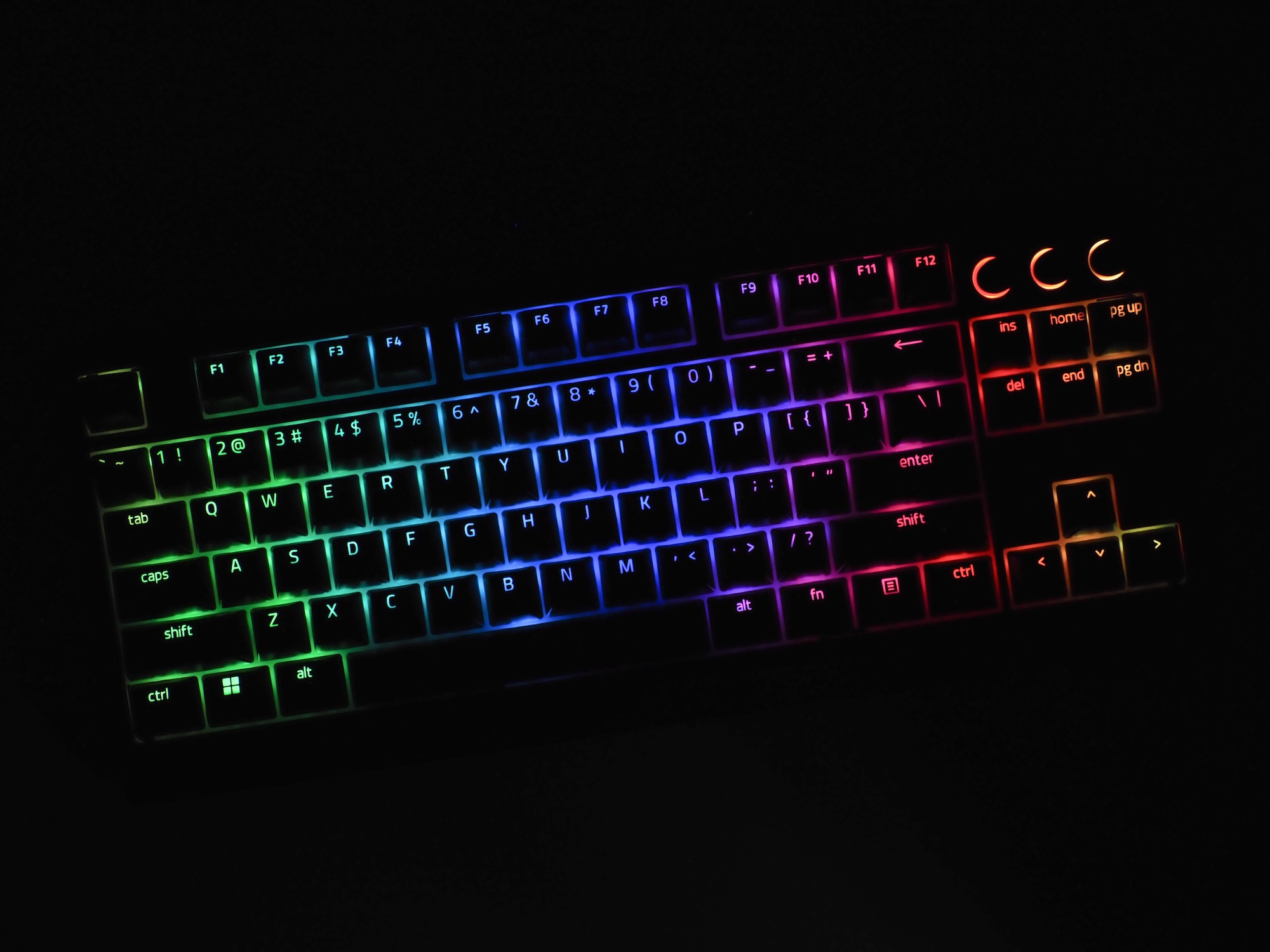 Razerのゲーミングデバイスらしく、ライティング機能「Razer Chroma」にも対応
