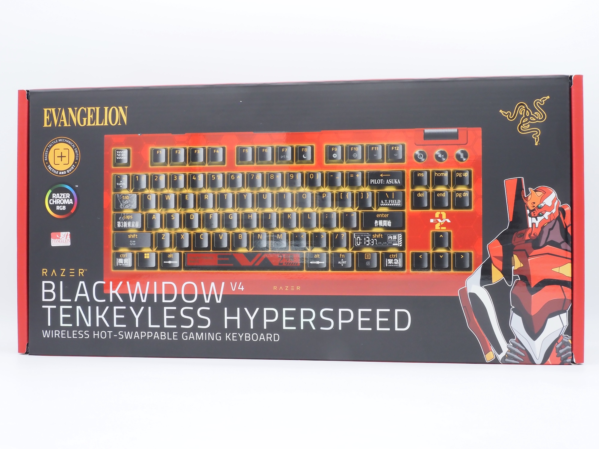 真っ赤なキーボードが目を惹くパッケージ。仁王立ちをする2号機の姿も