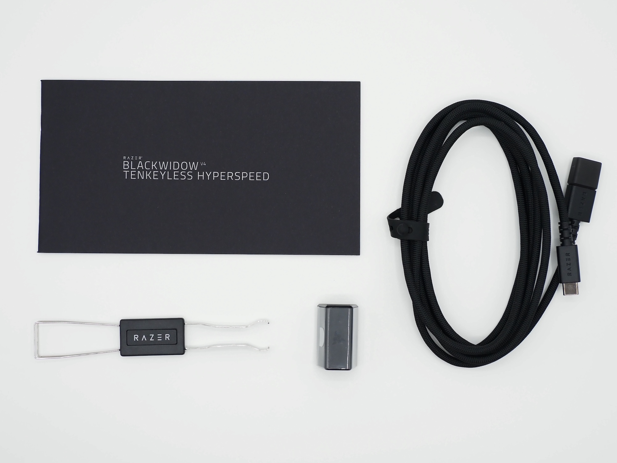 付属品はUSBケーブル、USB延長アダプター、キープラー、説明書類に加えて……