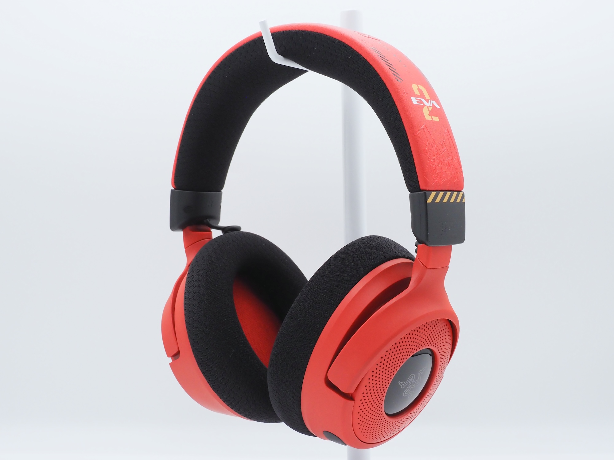 真っ赤な筐体にカスタマイズされた「Kraken V4」。イヤーパッドはブラックで、引き締まったカラーリングだ