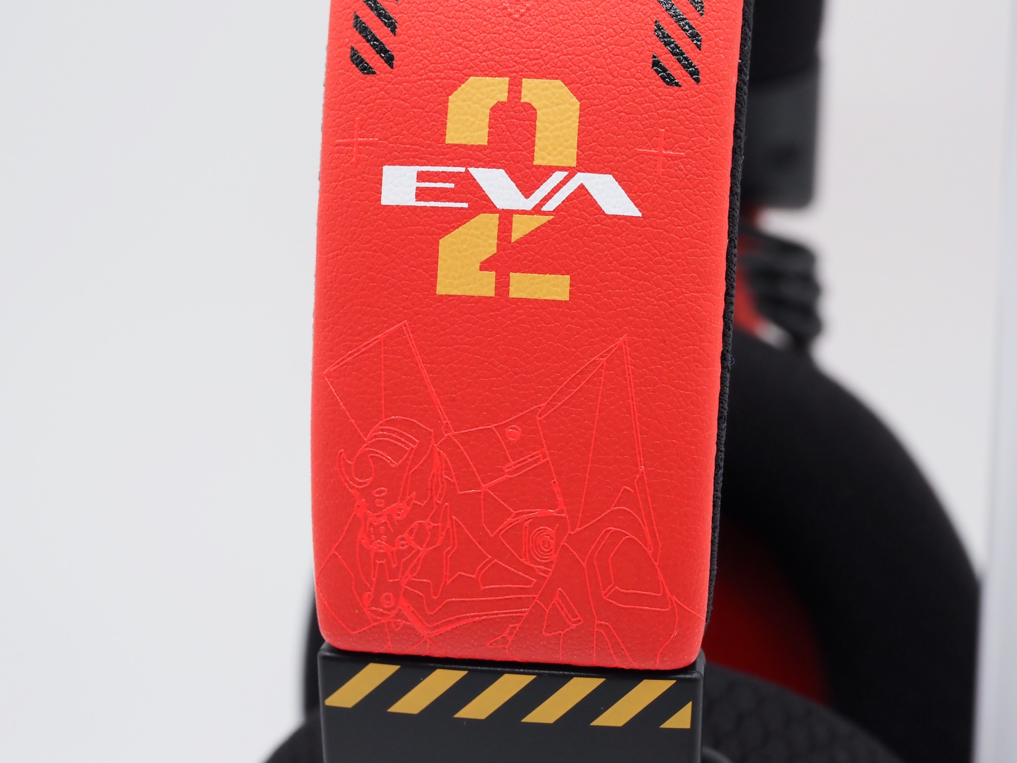 合成皮革のヘッドバンドには2号機の姿とロゴをプリント