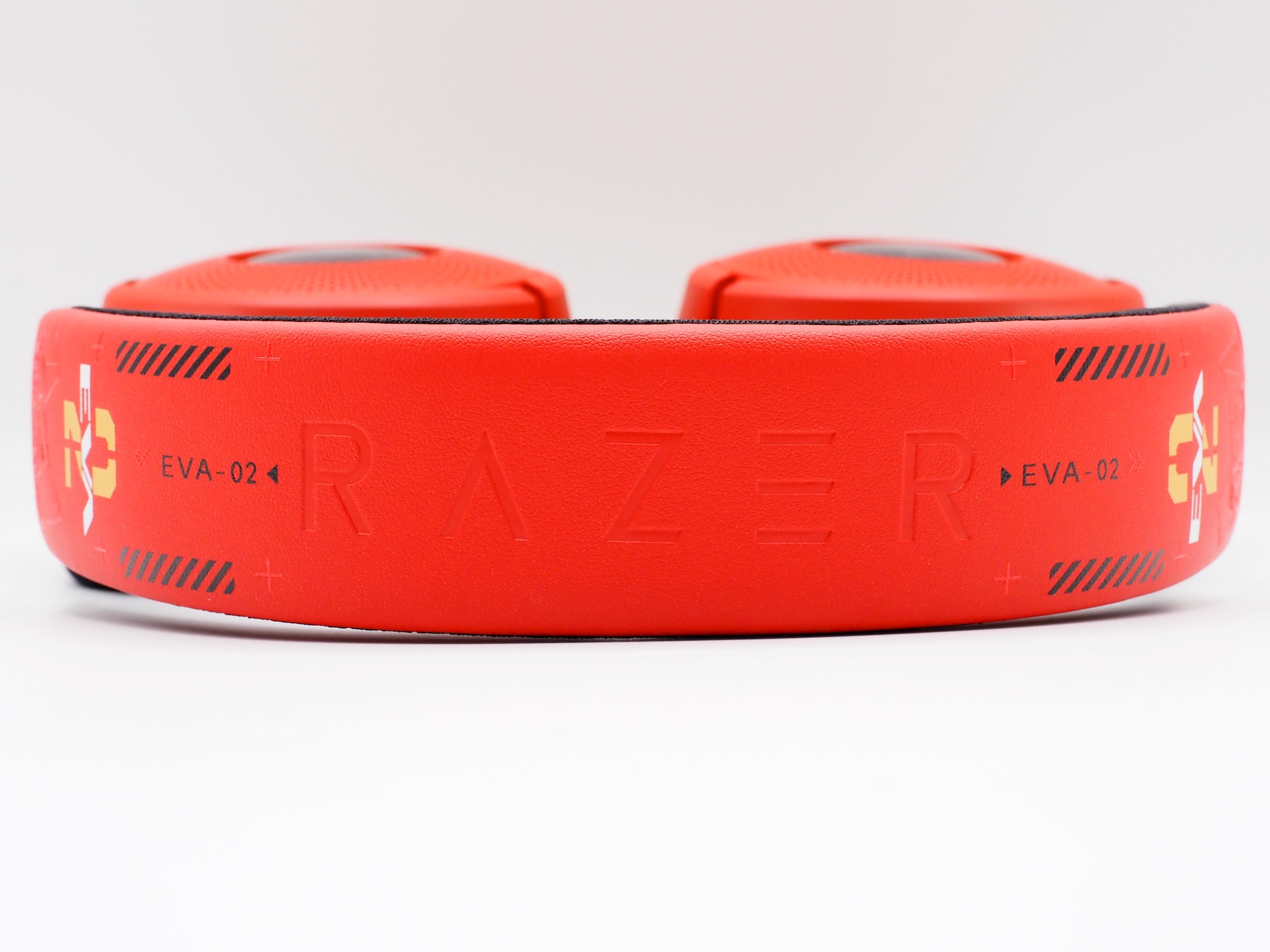 頭頂部はRazerロゴと「EVA-02」の文字