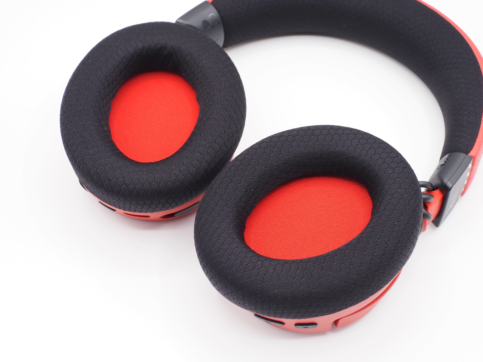 「Razer TriForce チタン 40mm ドライバー」を搭載。イヤーパッド内も赤色でカッコいい