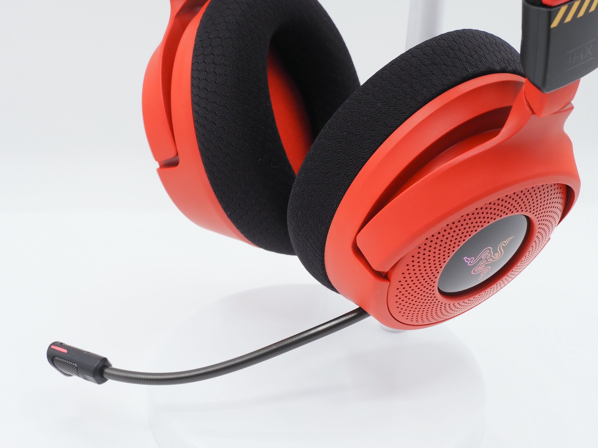 格納式のマイクを搭載。気軽にボイスチャットができる