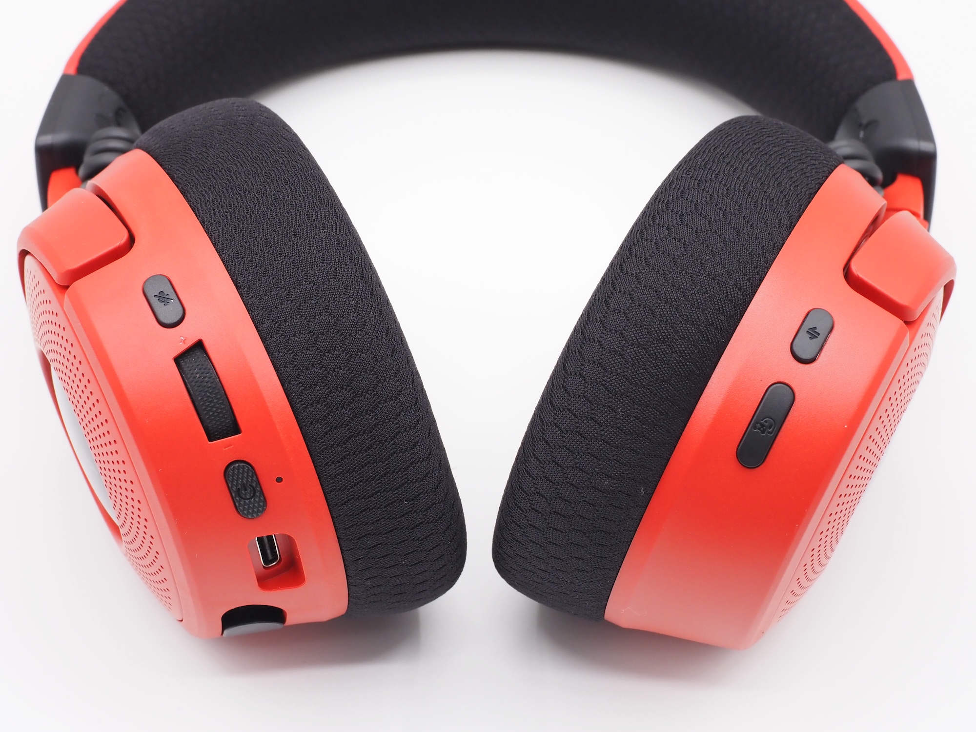 後頭部側にボリュームを調整できるダイヤル、マイクミュートボタンなどを搭載